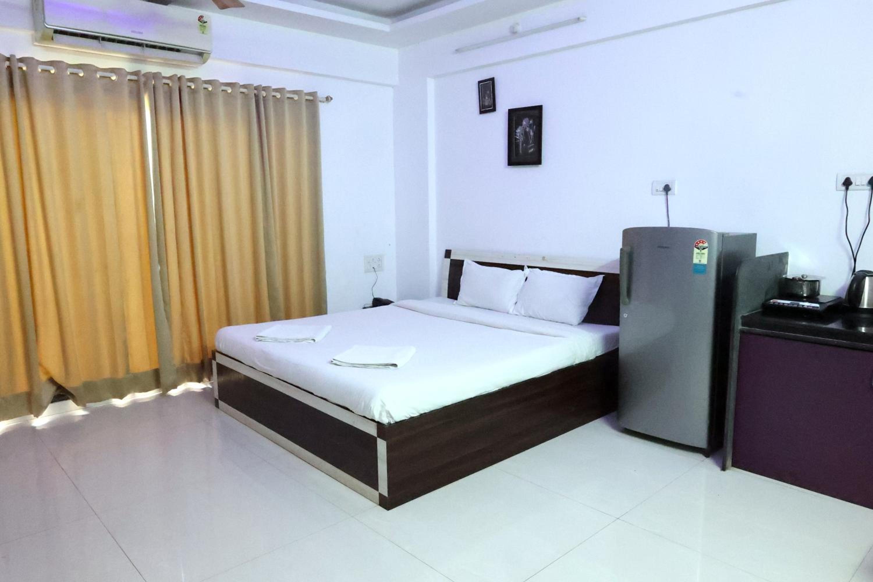 Double Room with Pool View - Photo 17