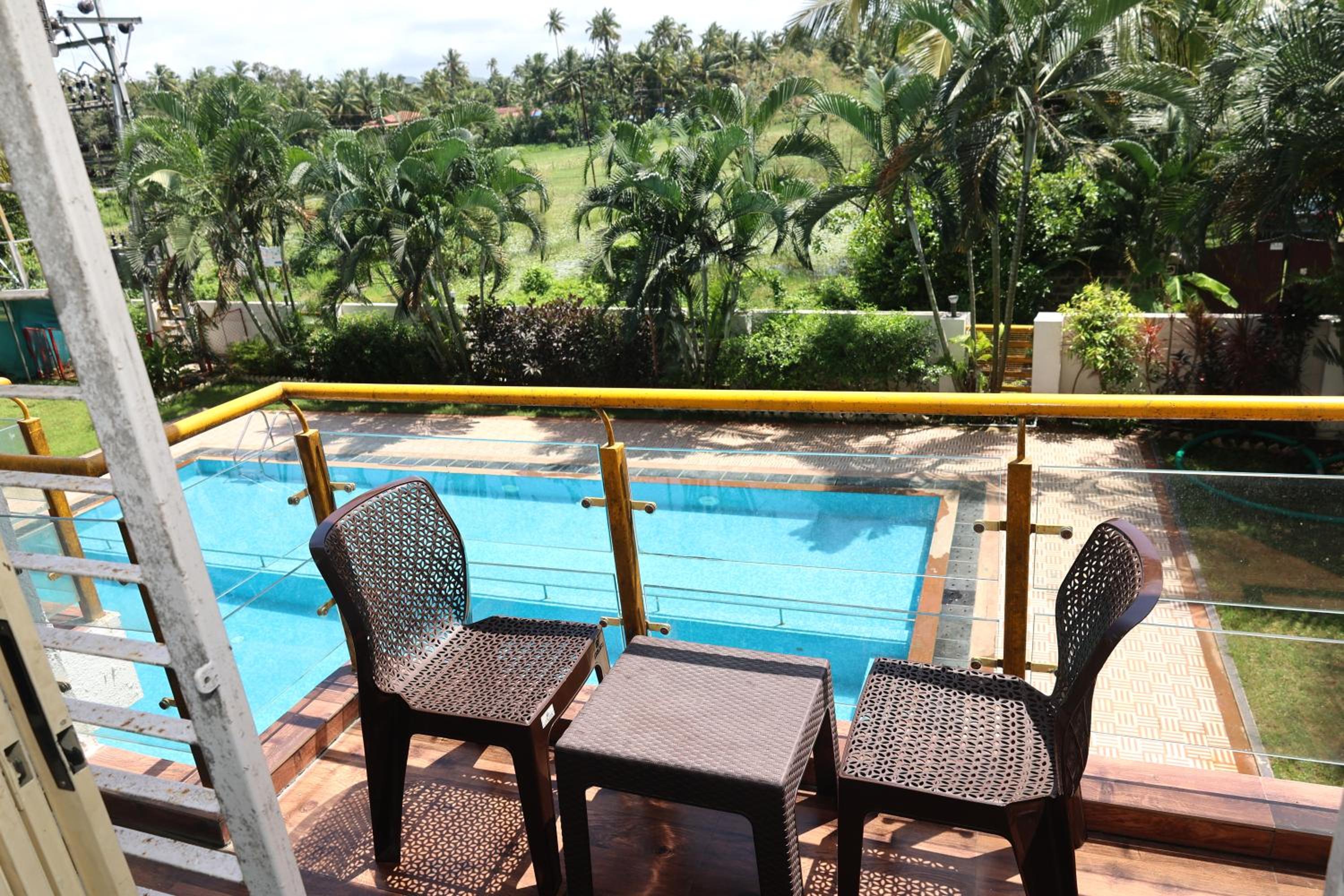 Double Room with Pool View - Photo 20