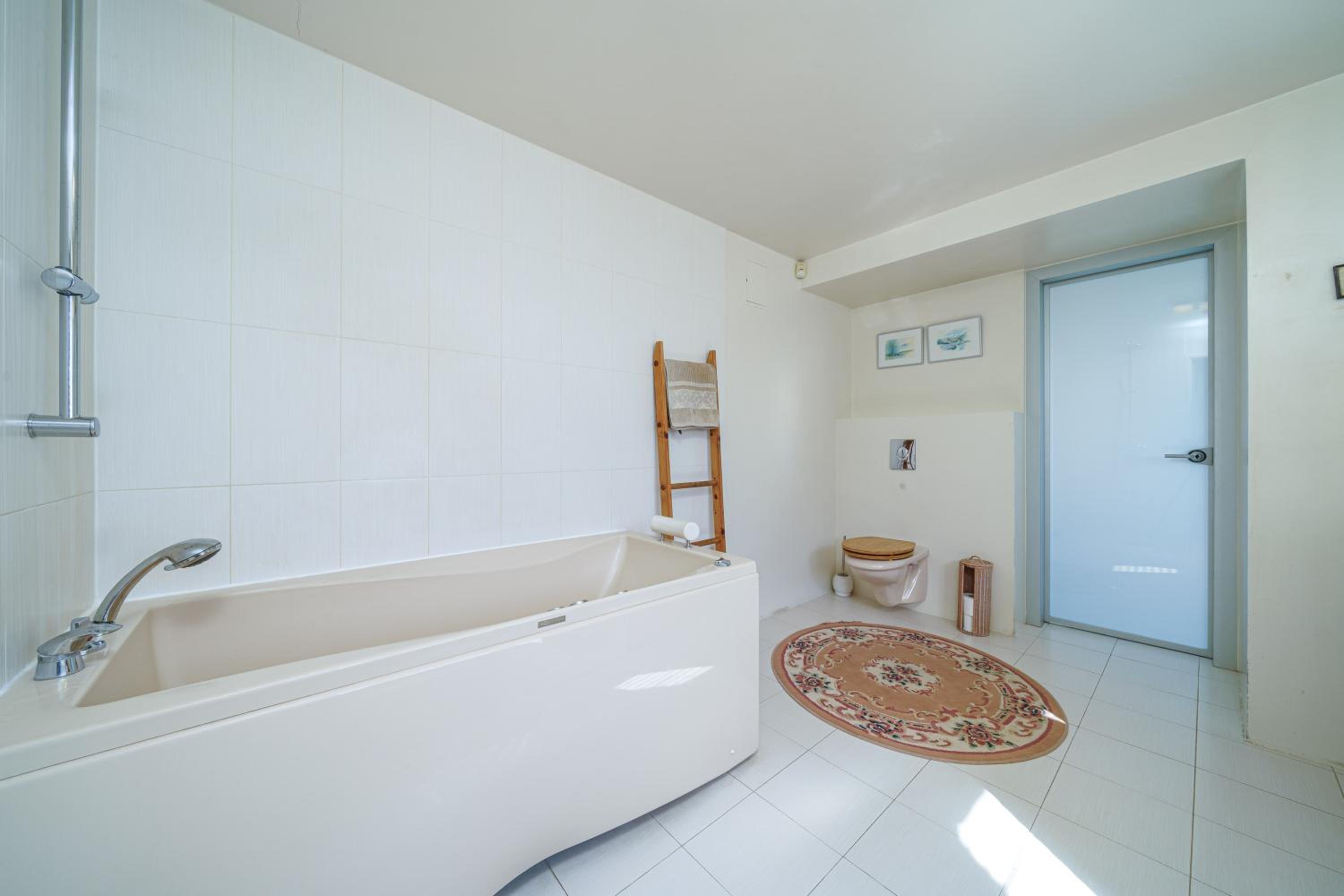 Two-Bedroom Apartment with Lake View photo 3