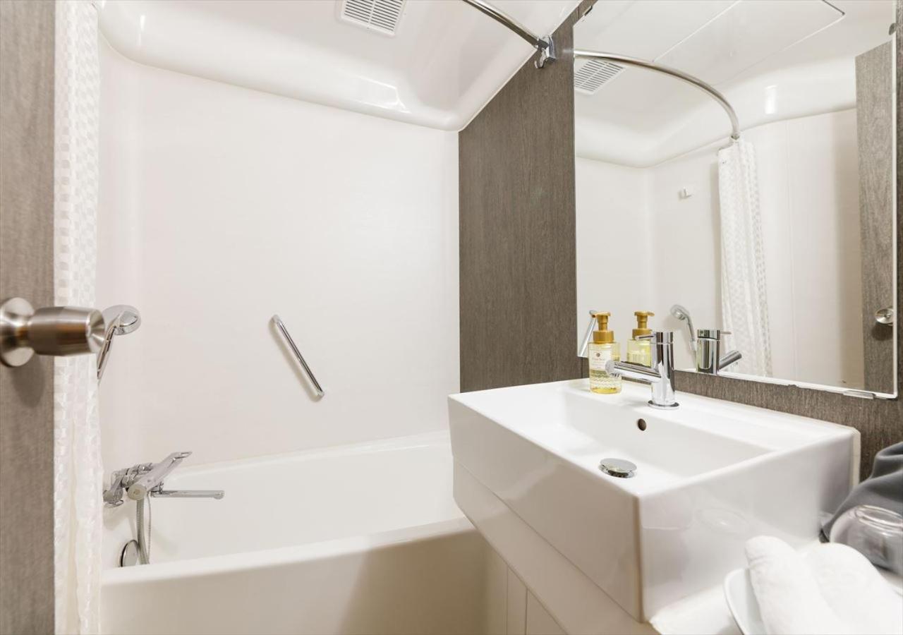 Twin Room - Non-Smoking - Photo 4