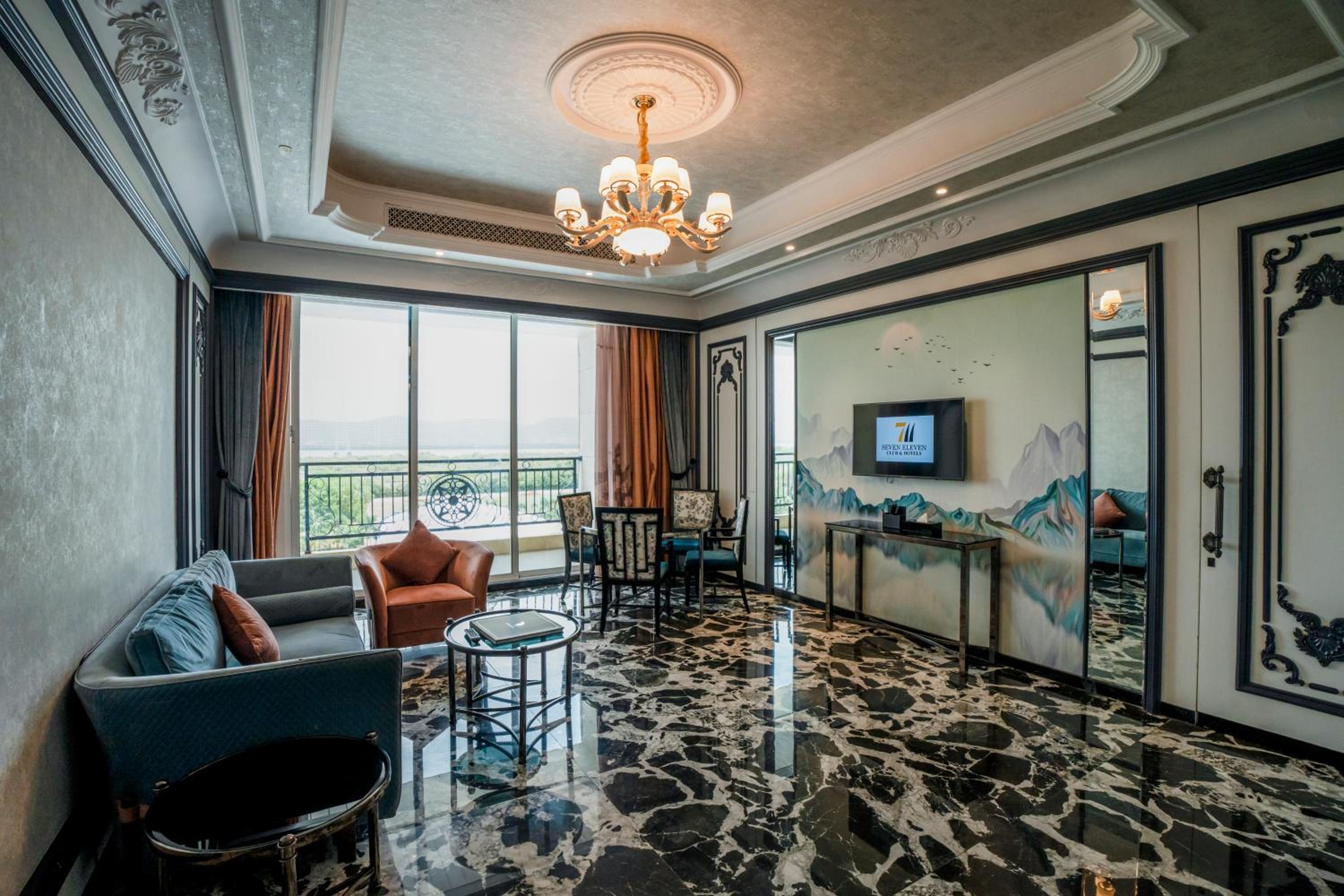 Suite - Photo 14