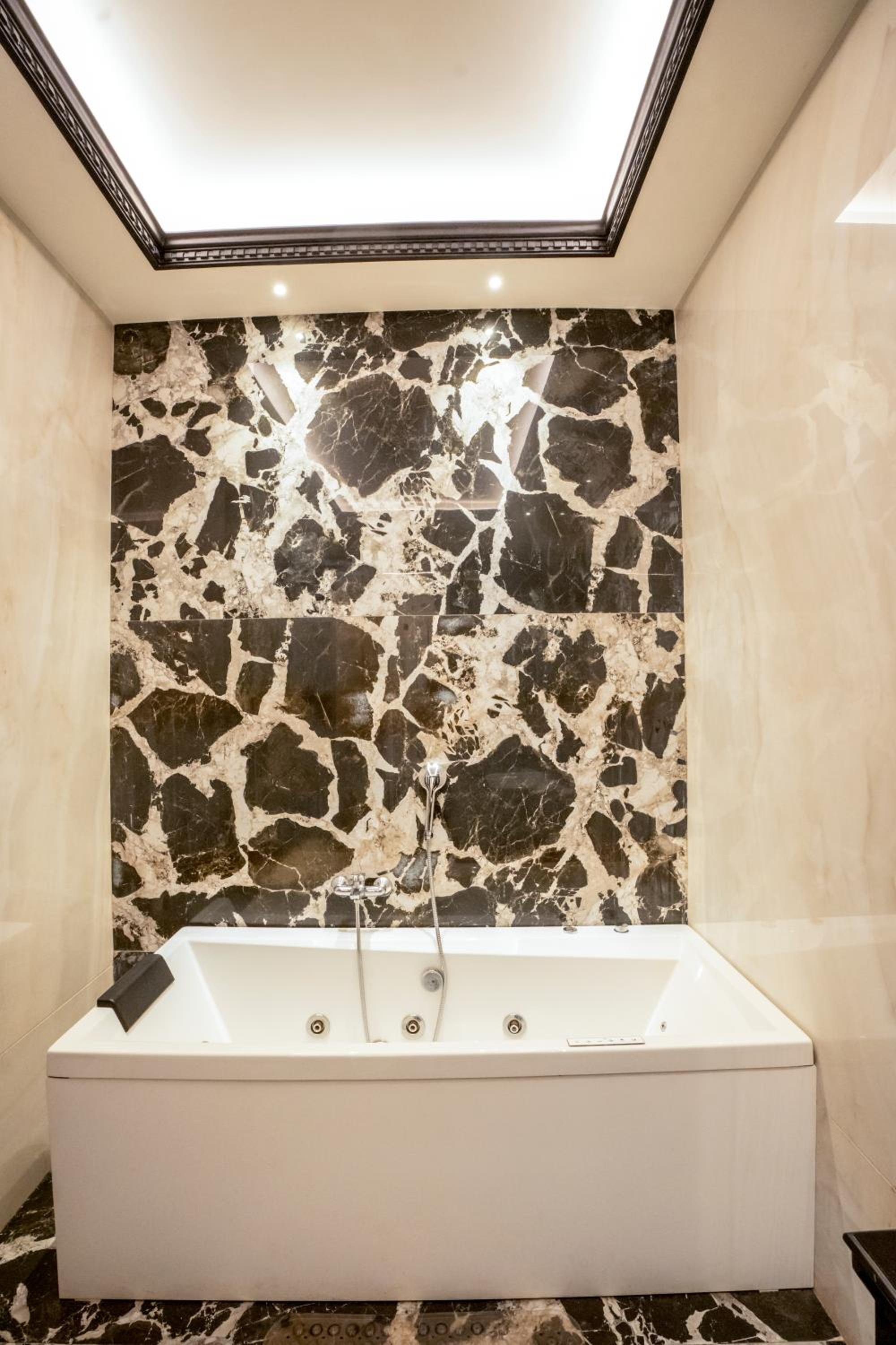 Suite - Photo 25