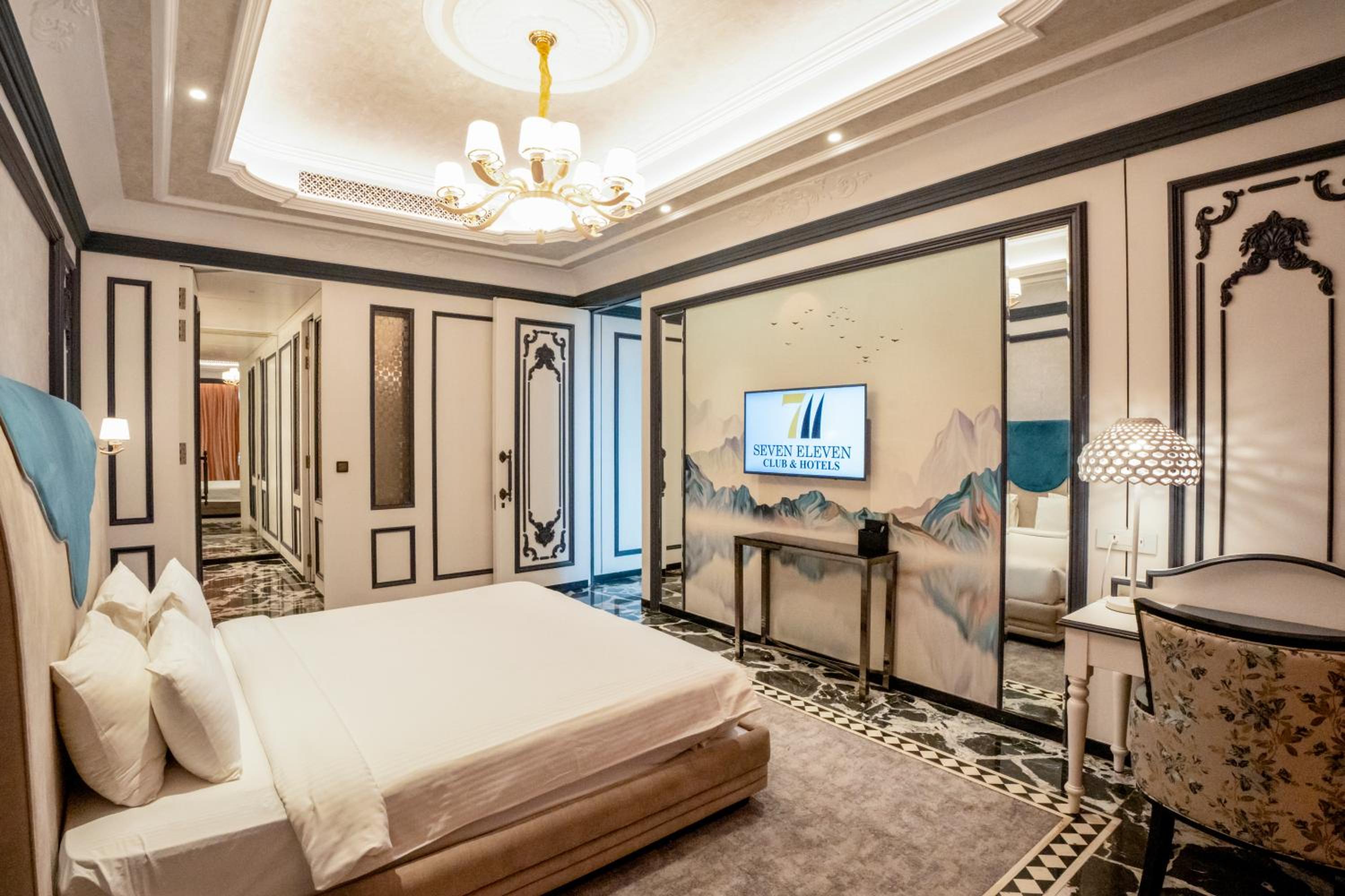 Suite - Photo 13