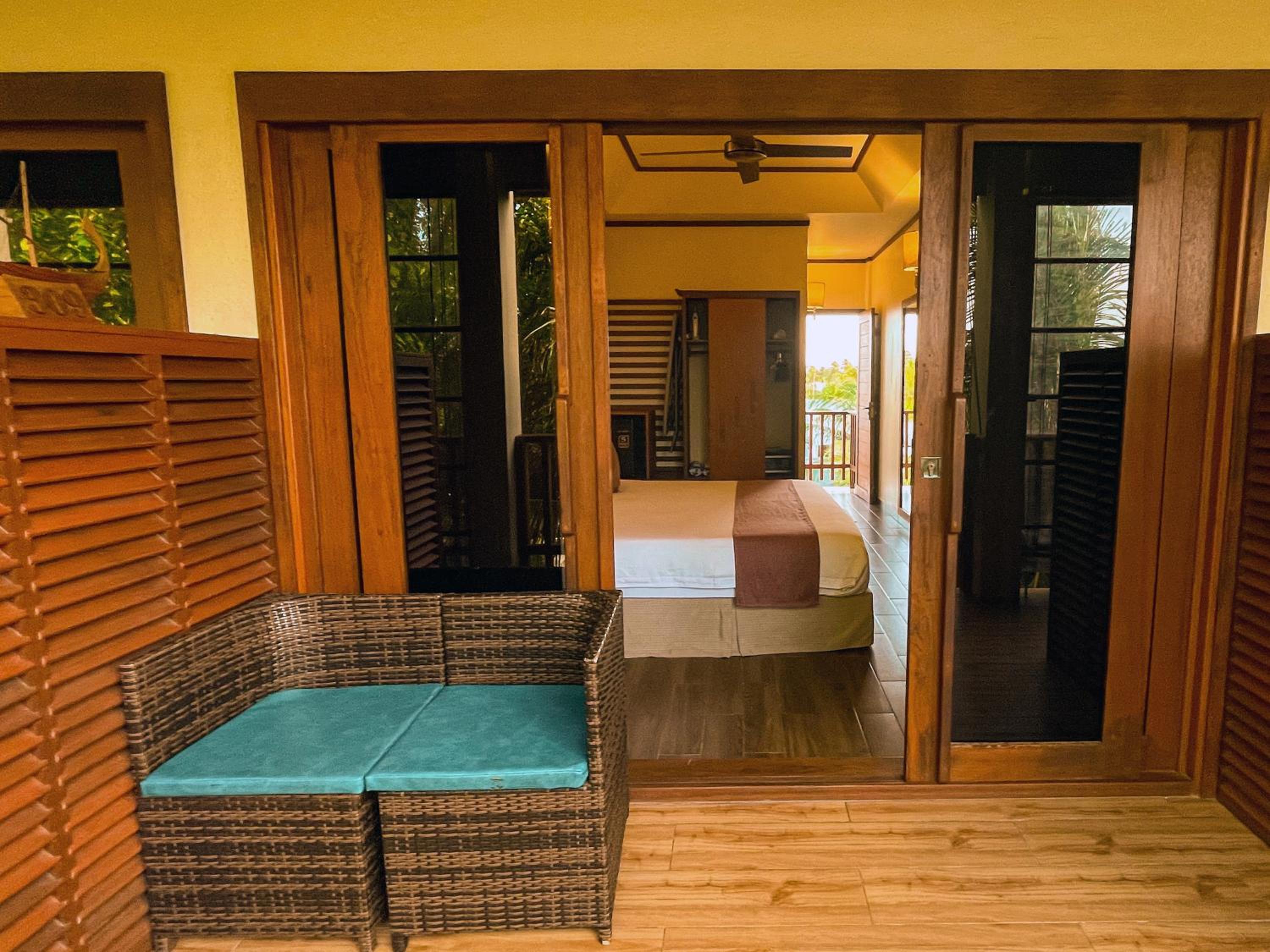 Standard Island View - Balcony - Photo 2
