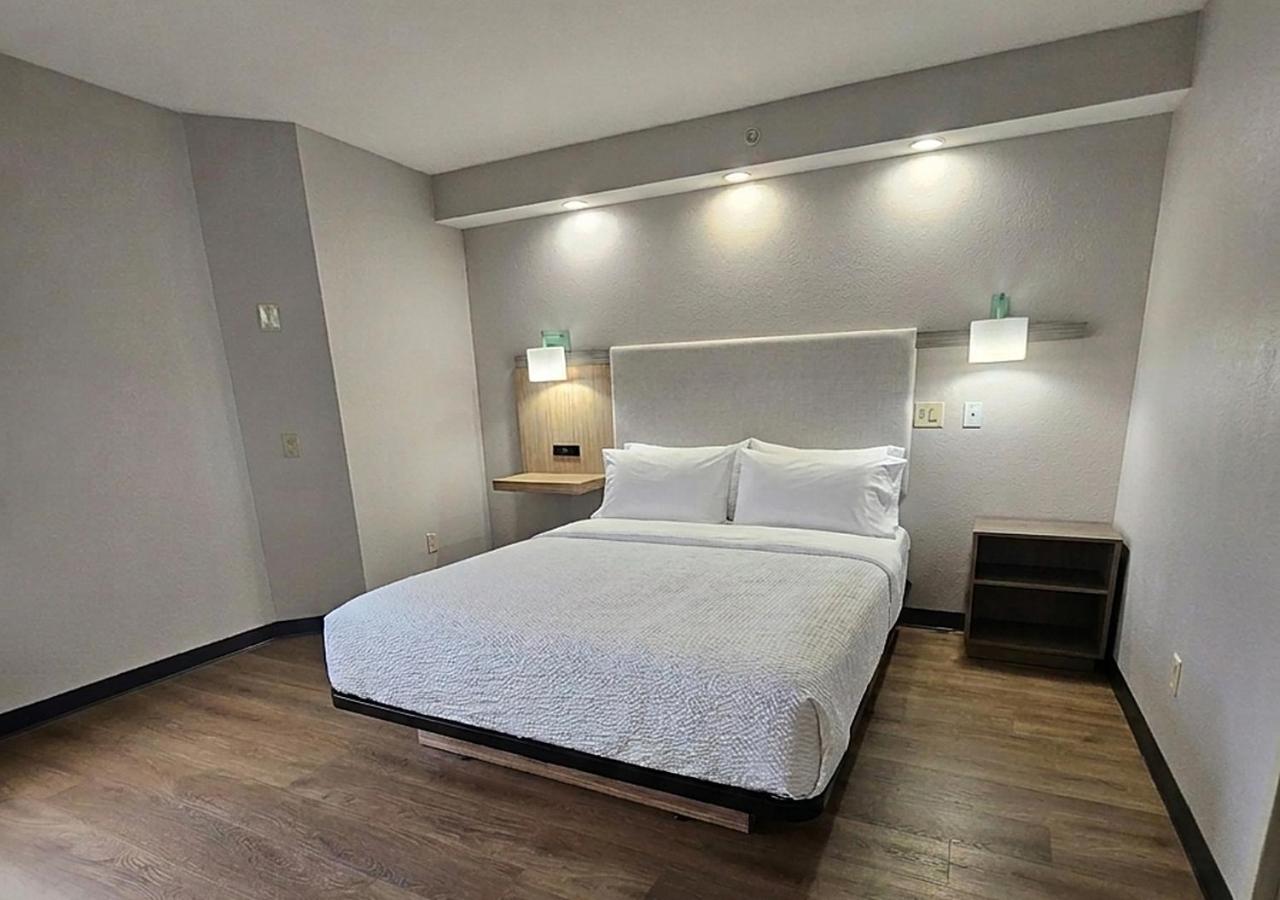 Standard Queen Room with Accessible Tub