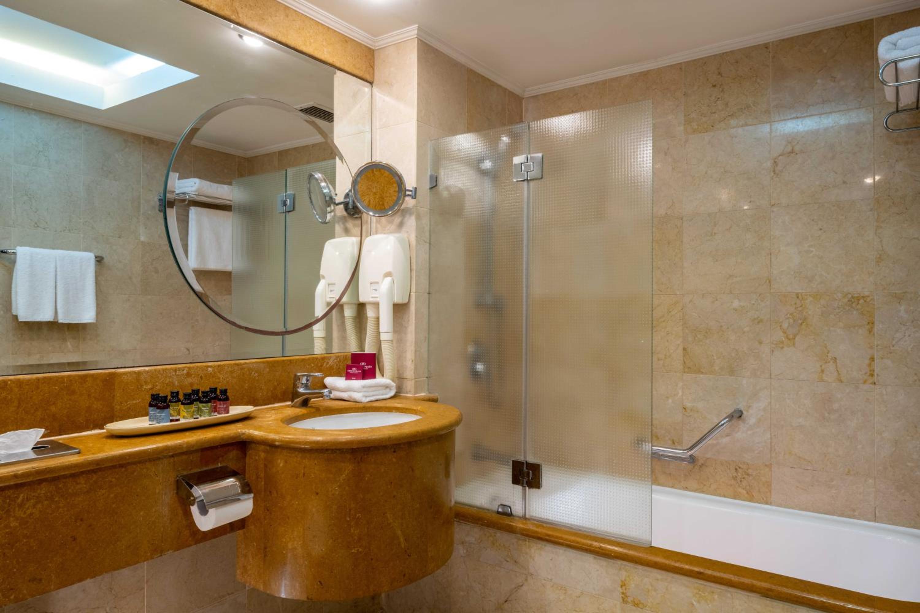 Deluxe King Room with Sea View - Photo 8