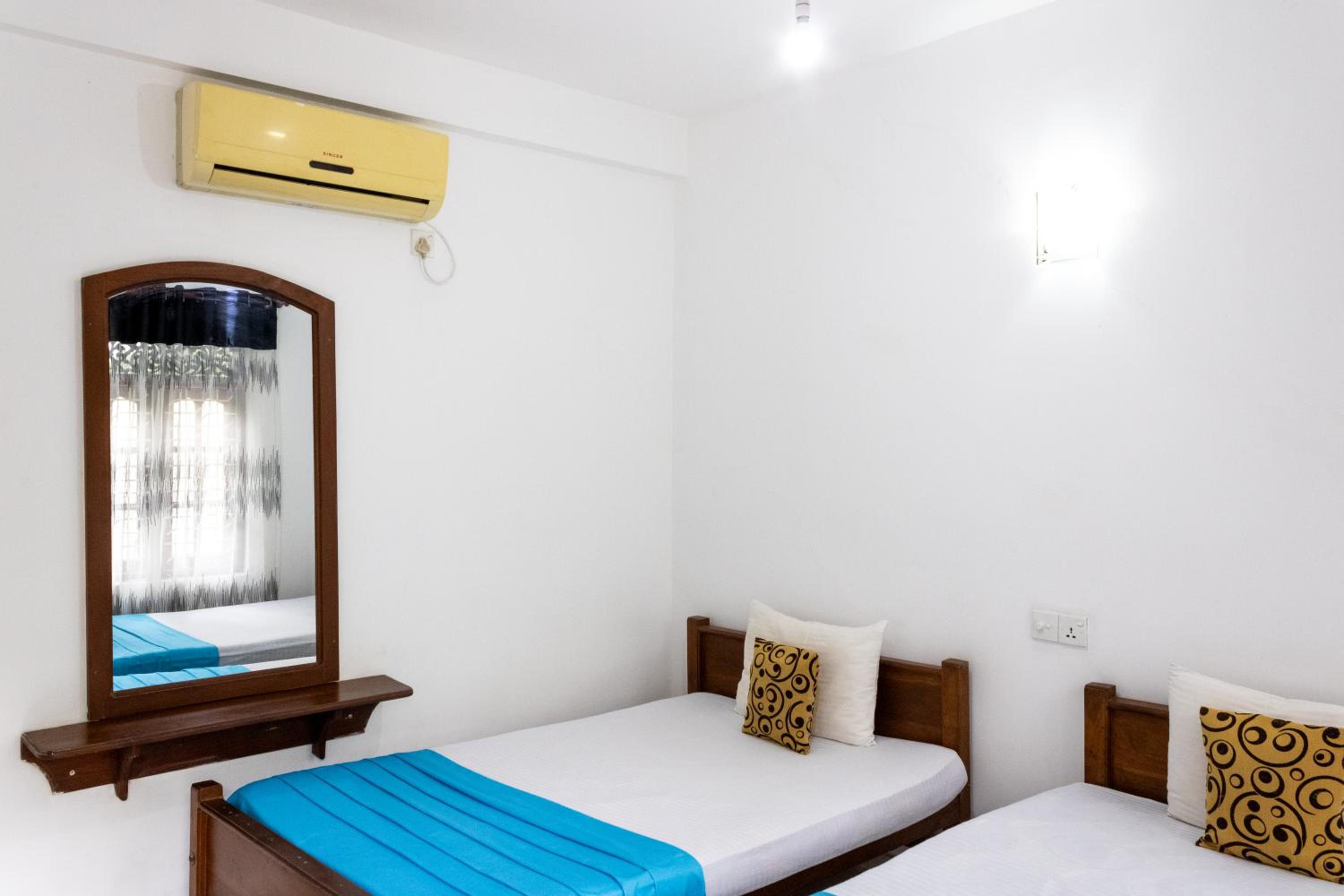 Twin Room with Private Bathroom photo 3