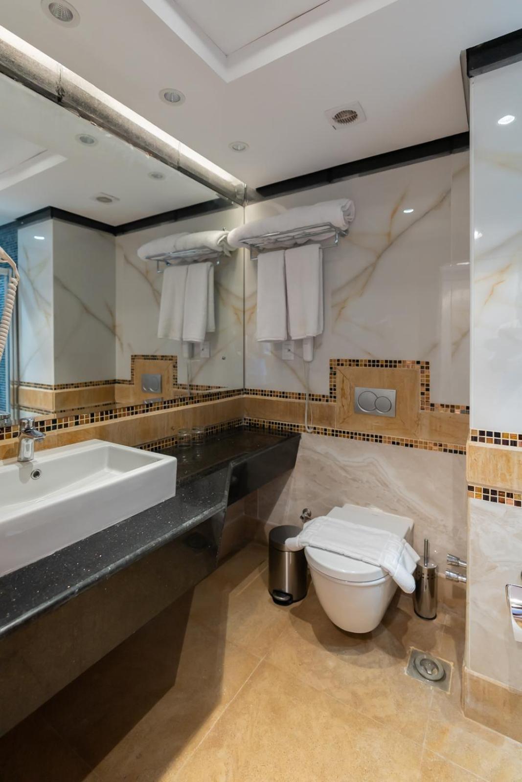 Deluxe King Room photo 2