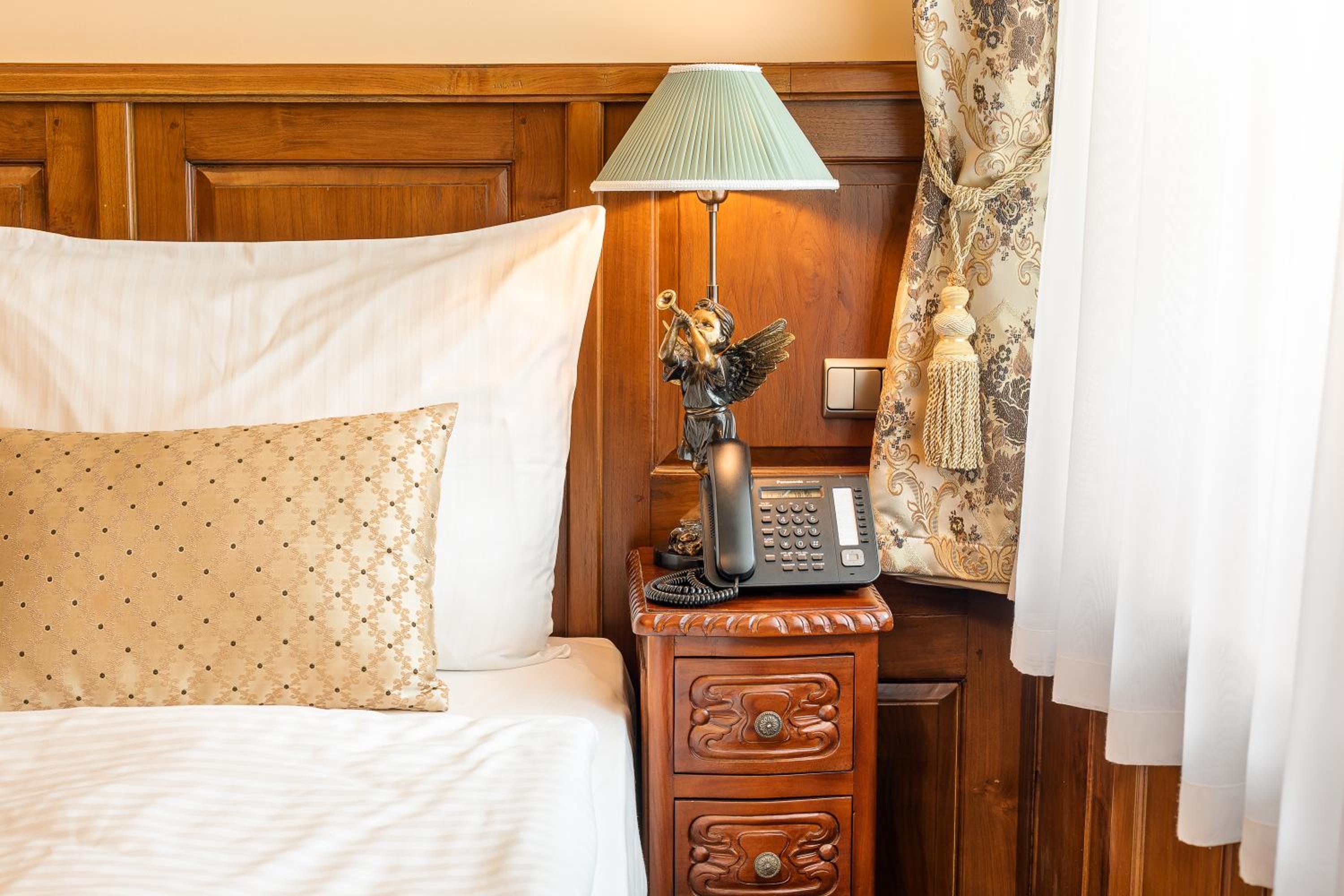 Superior Twin Room thumbnail 6
