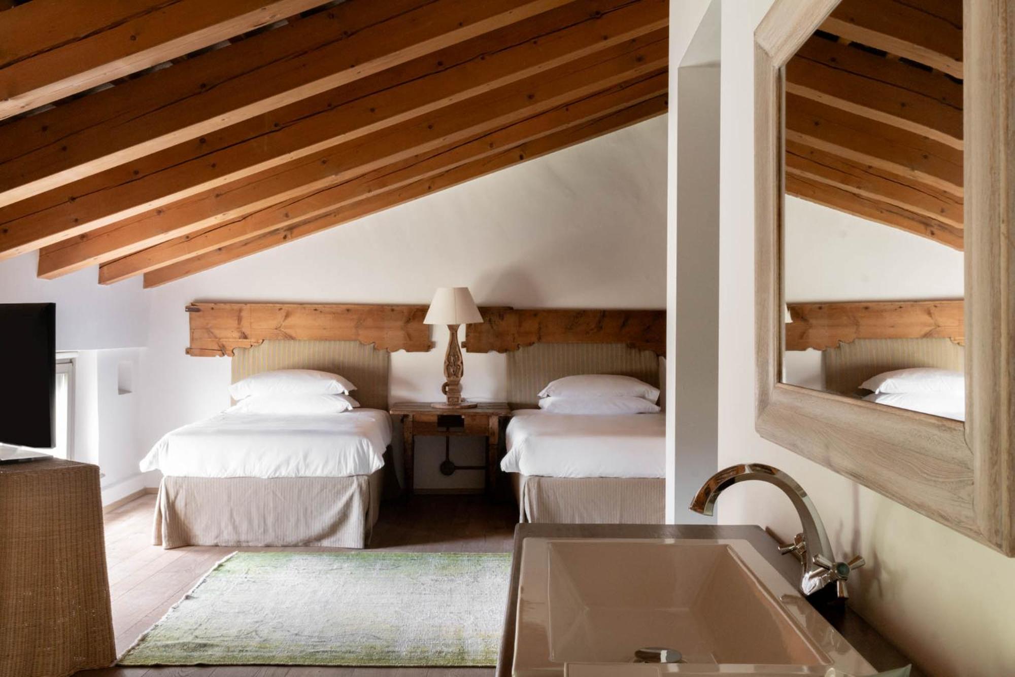 Queen Room with Two Queen Beds photo 1