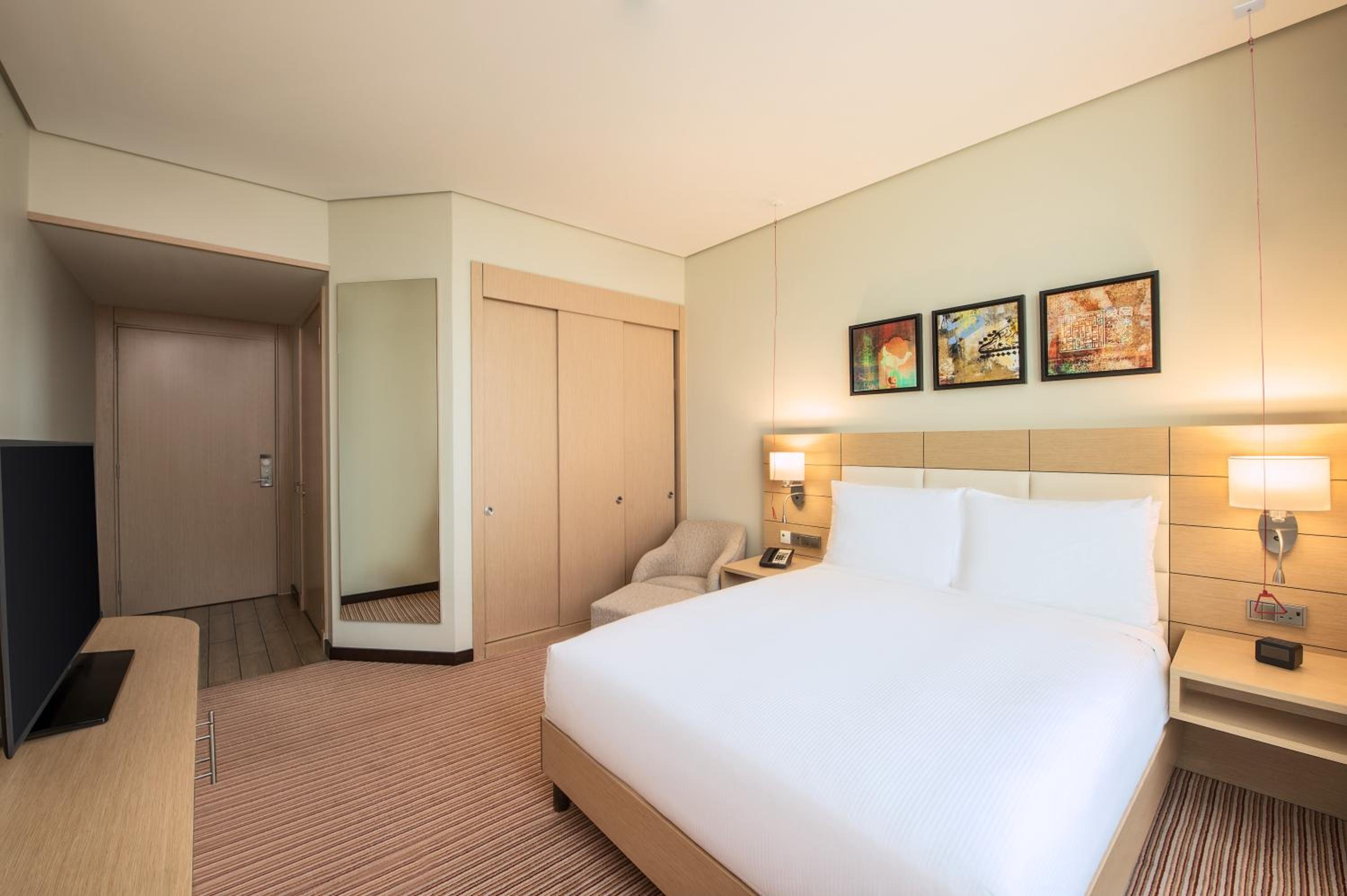 Queen Room - Accessible photo 3