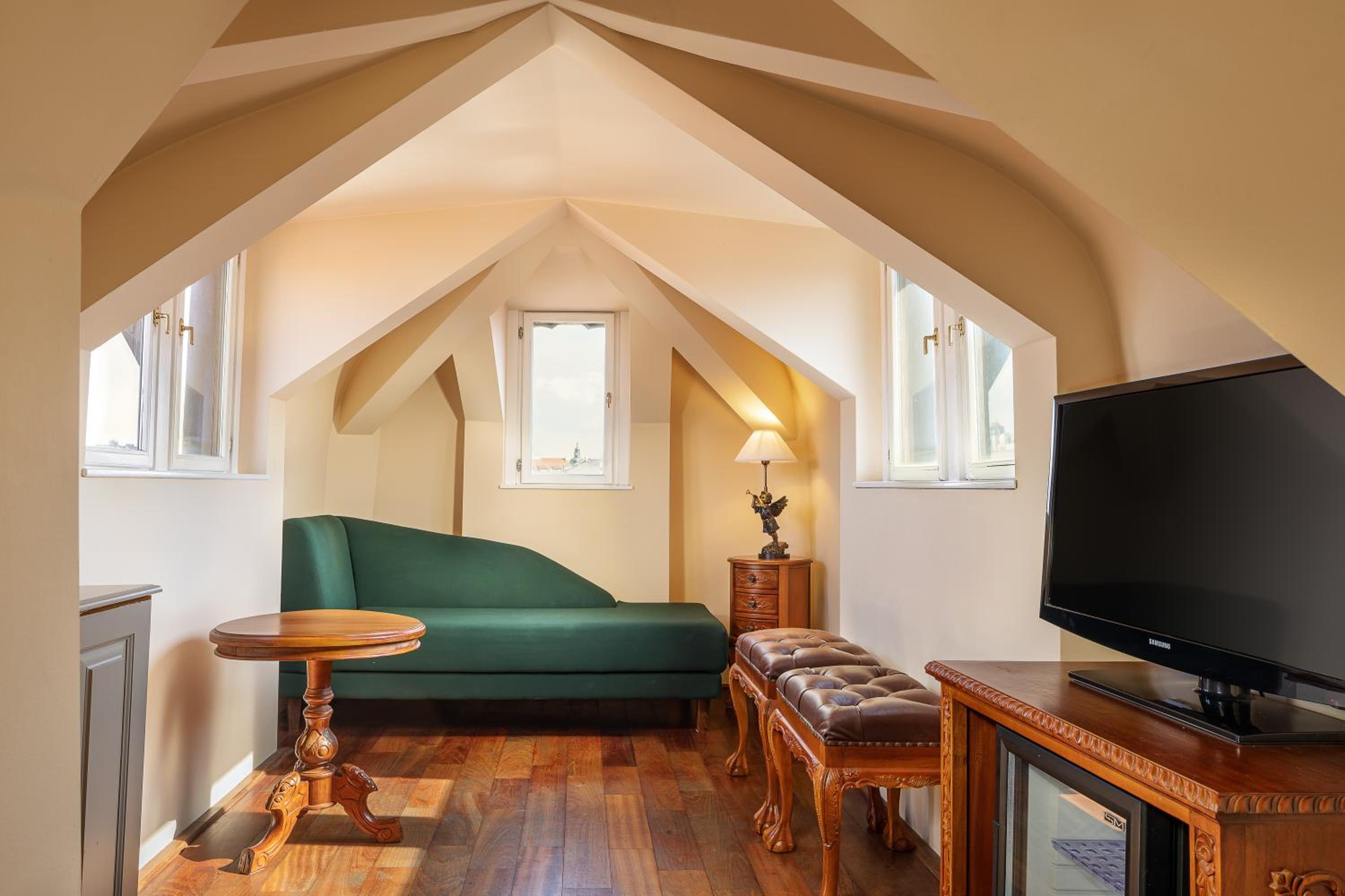 Tower Suite - Photo 7