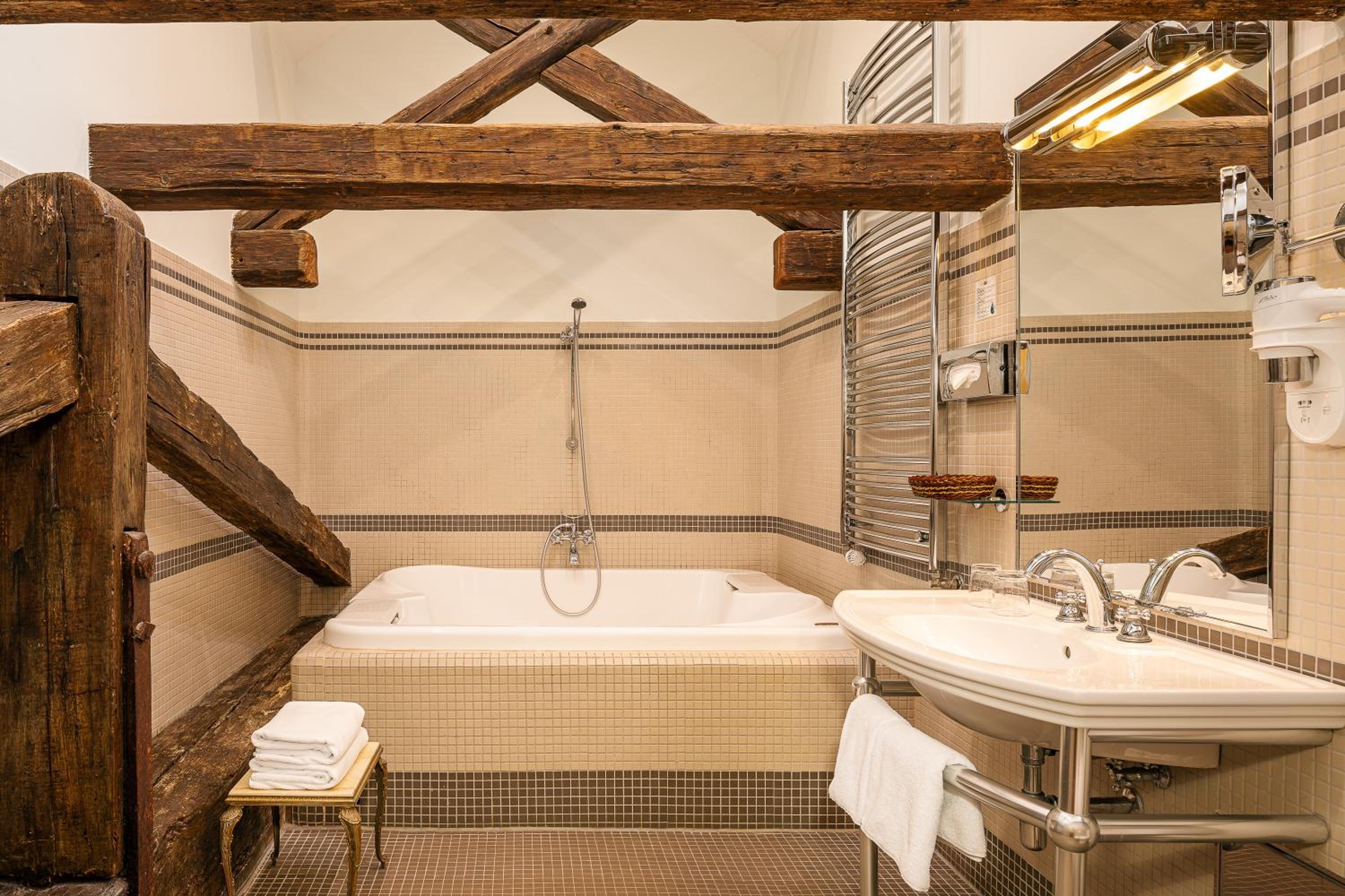 Tower Suite - Photo 4