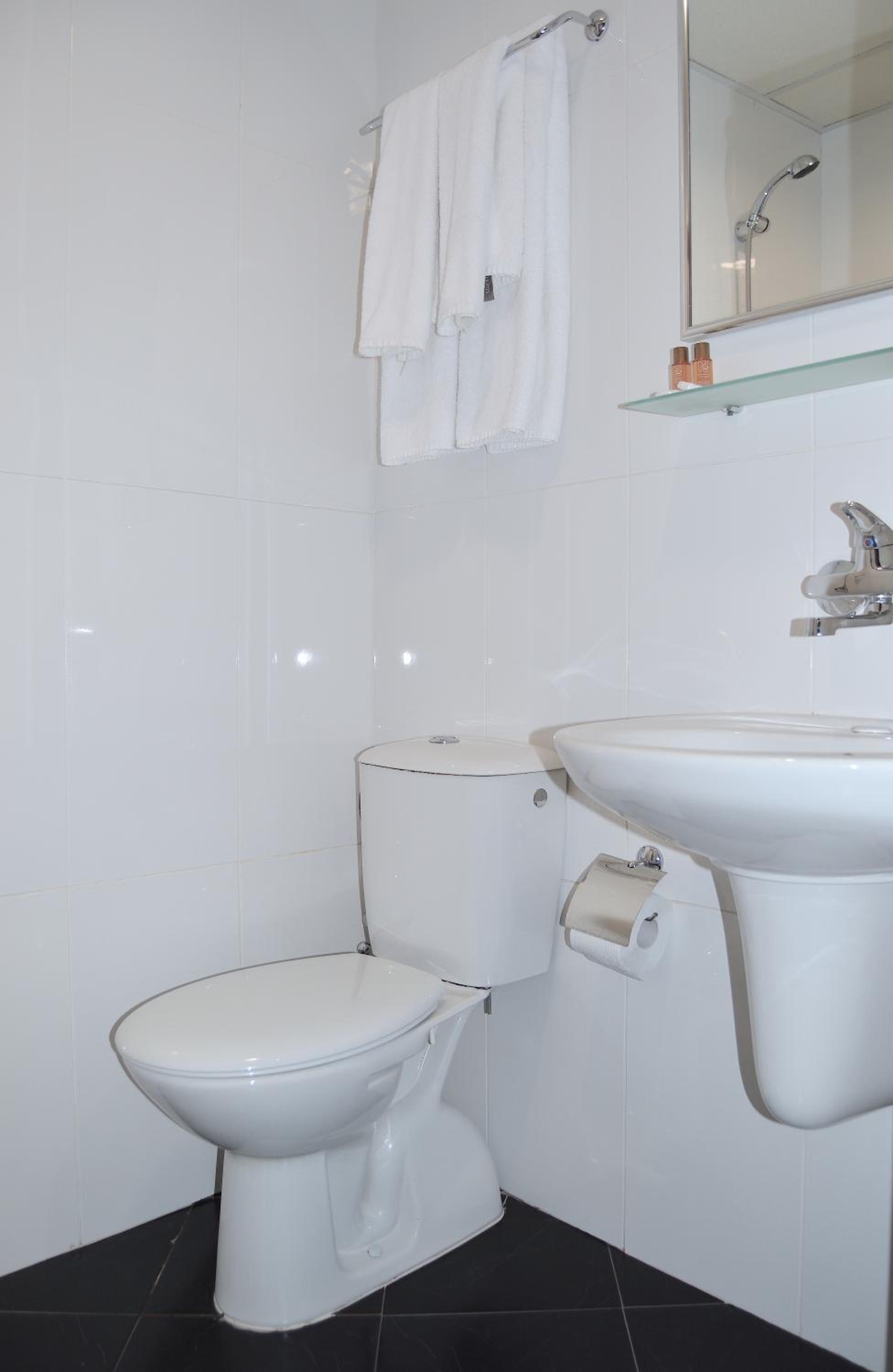 Standard Twin Room - Photo 6