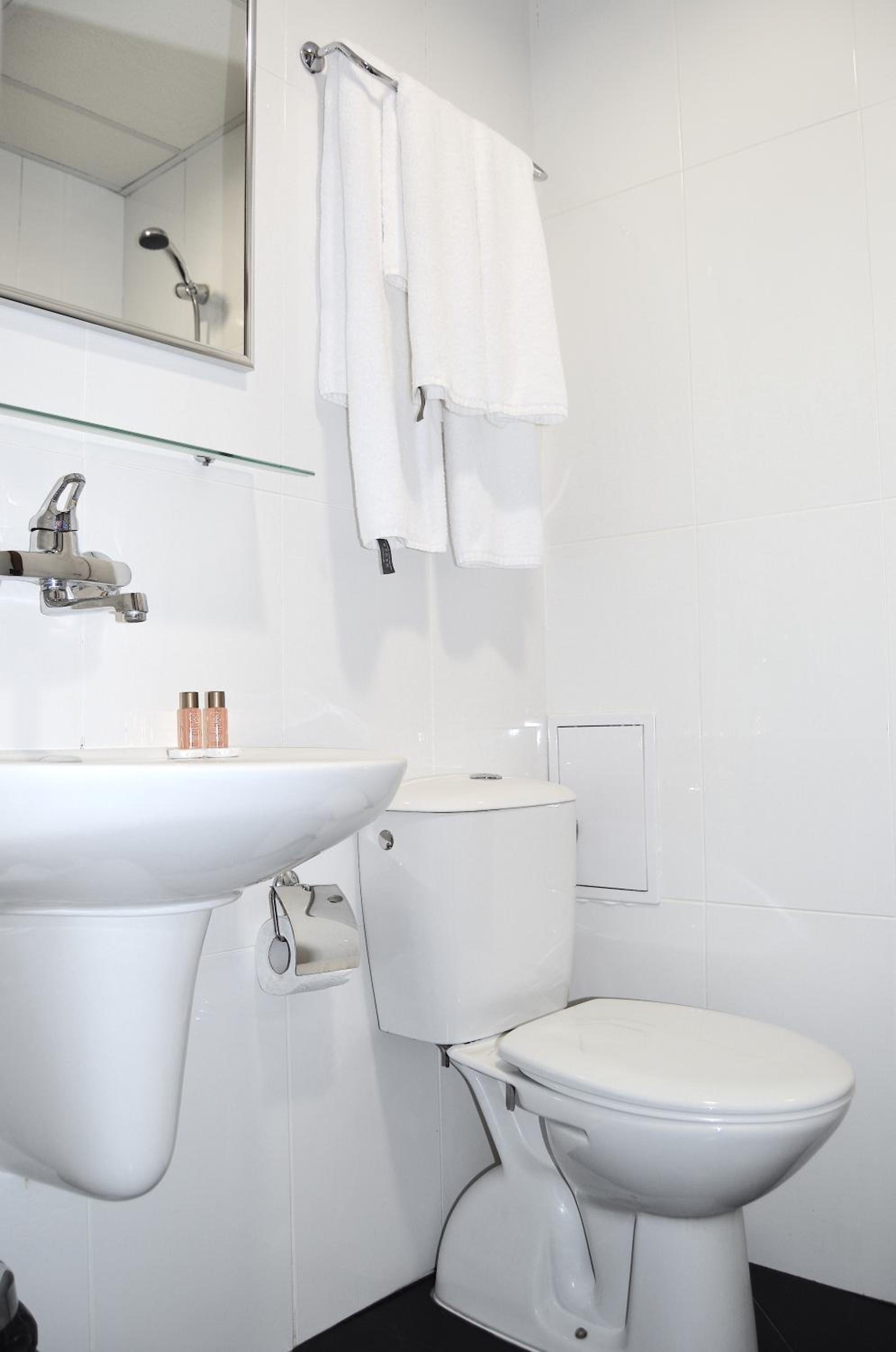 Standard Twin Room - Photo 7