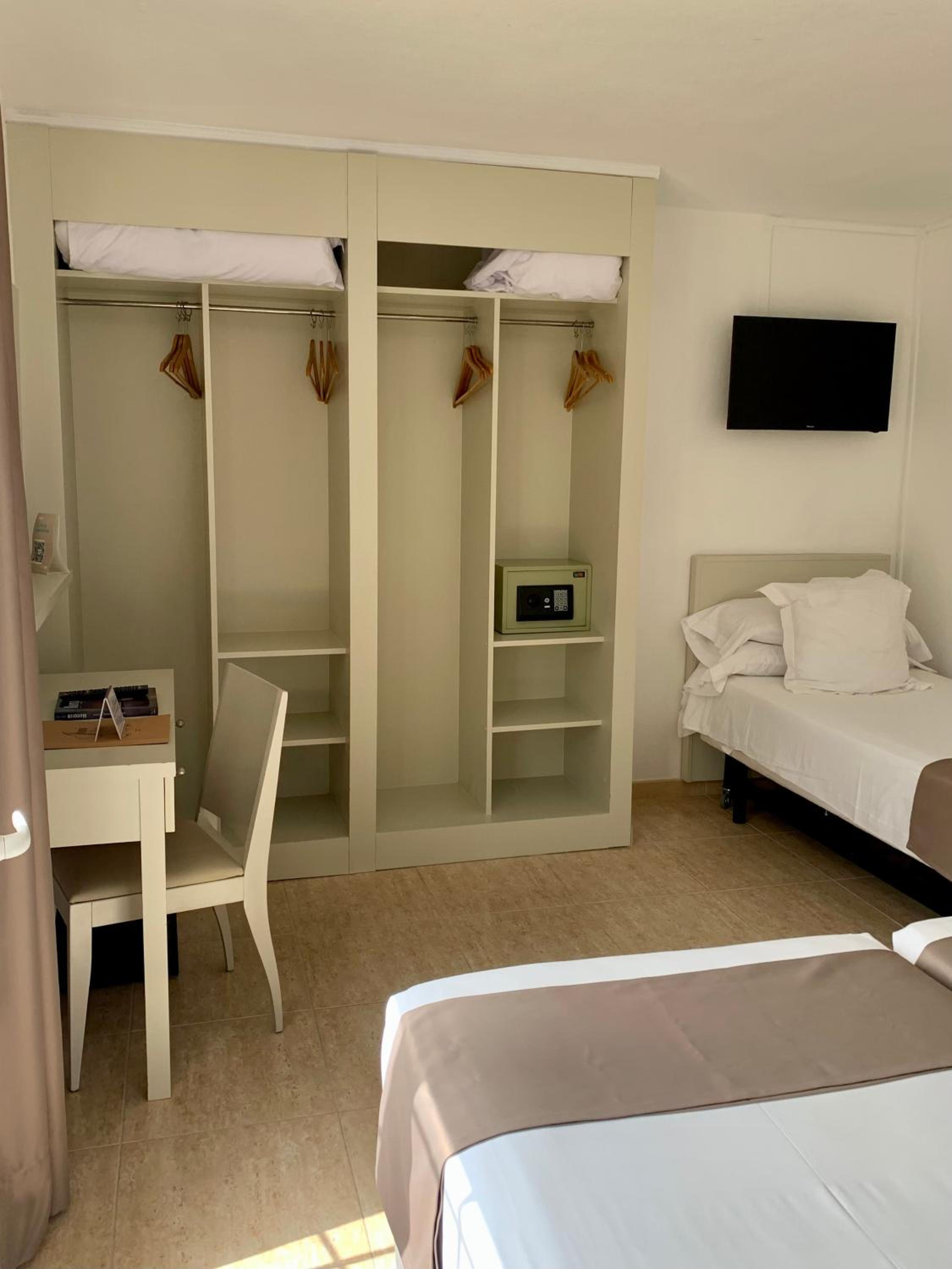 Standard Quadruple Room - Photo 4