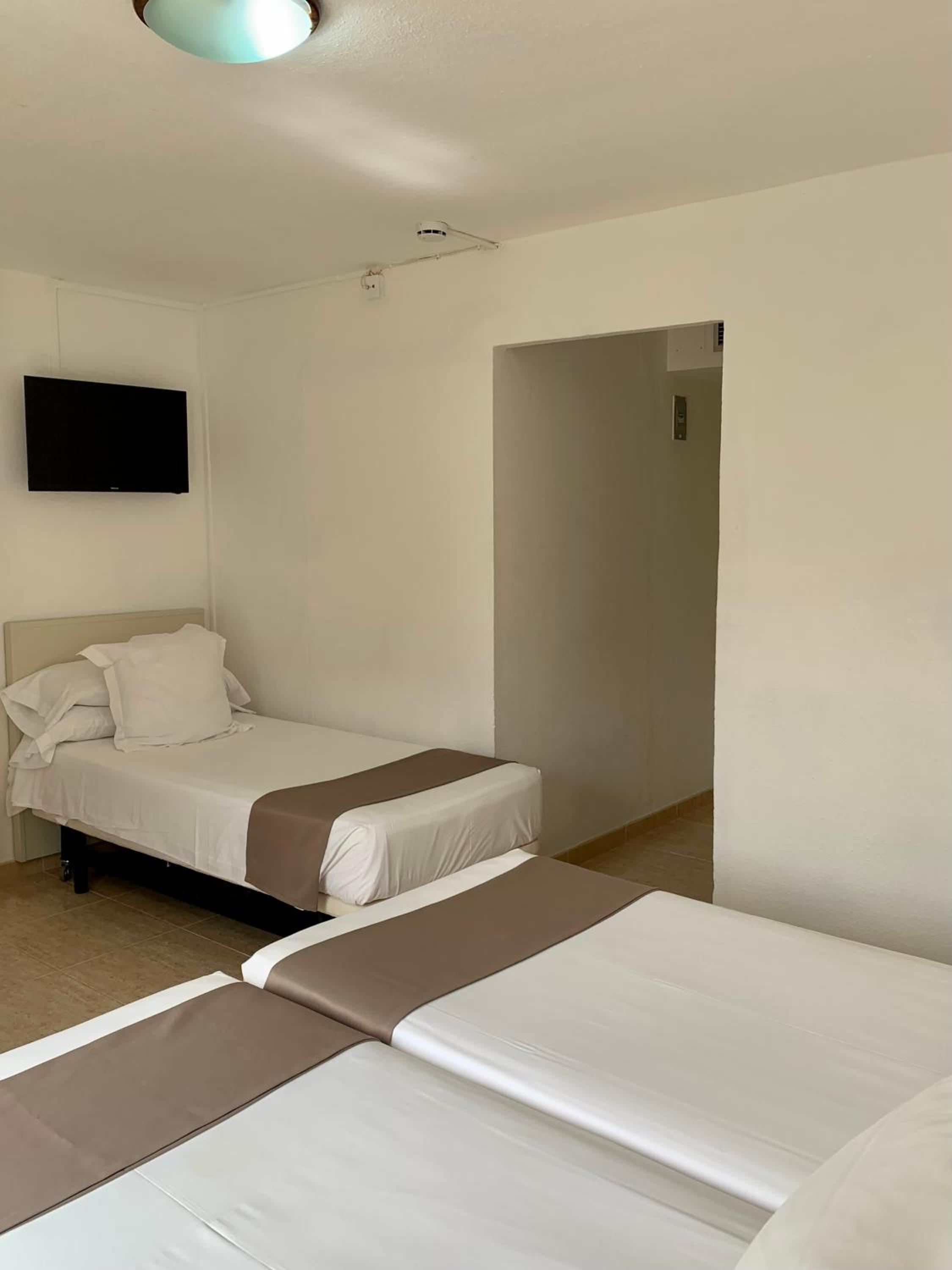 Standard Quadruple Room - Photo 8
