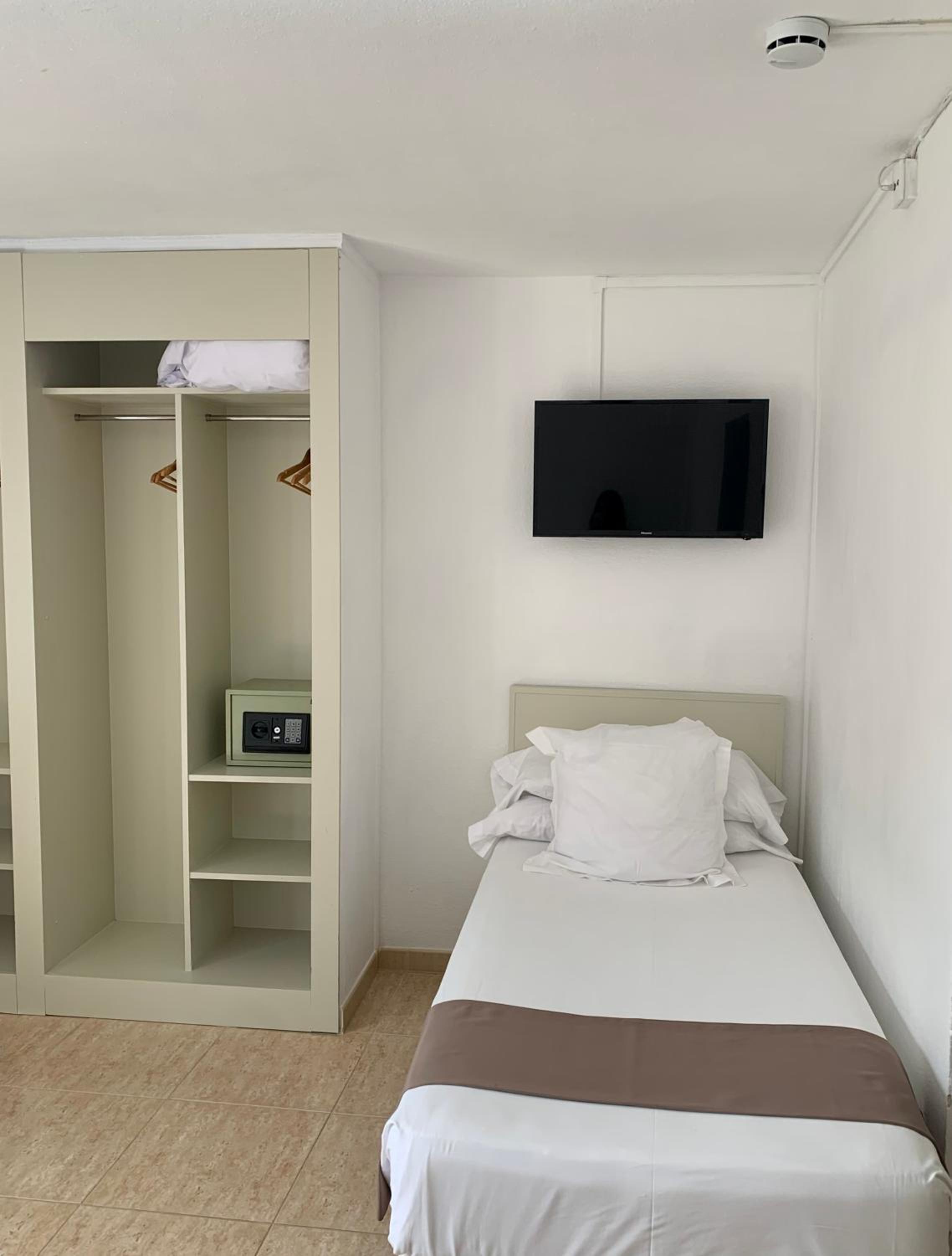 Standard Quadruple Room - Photo 9