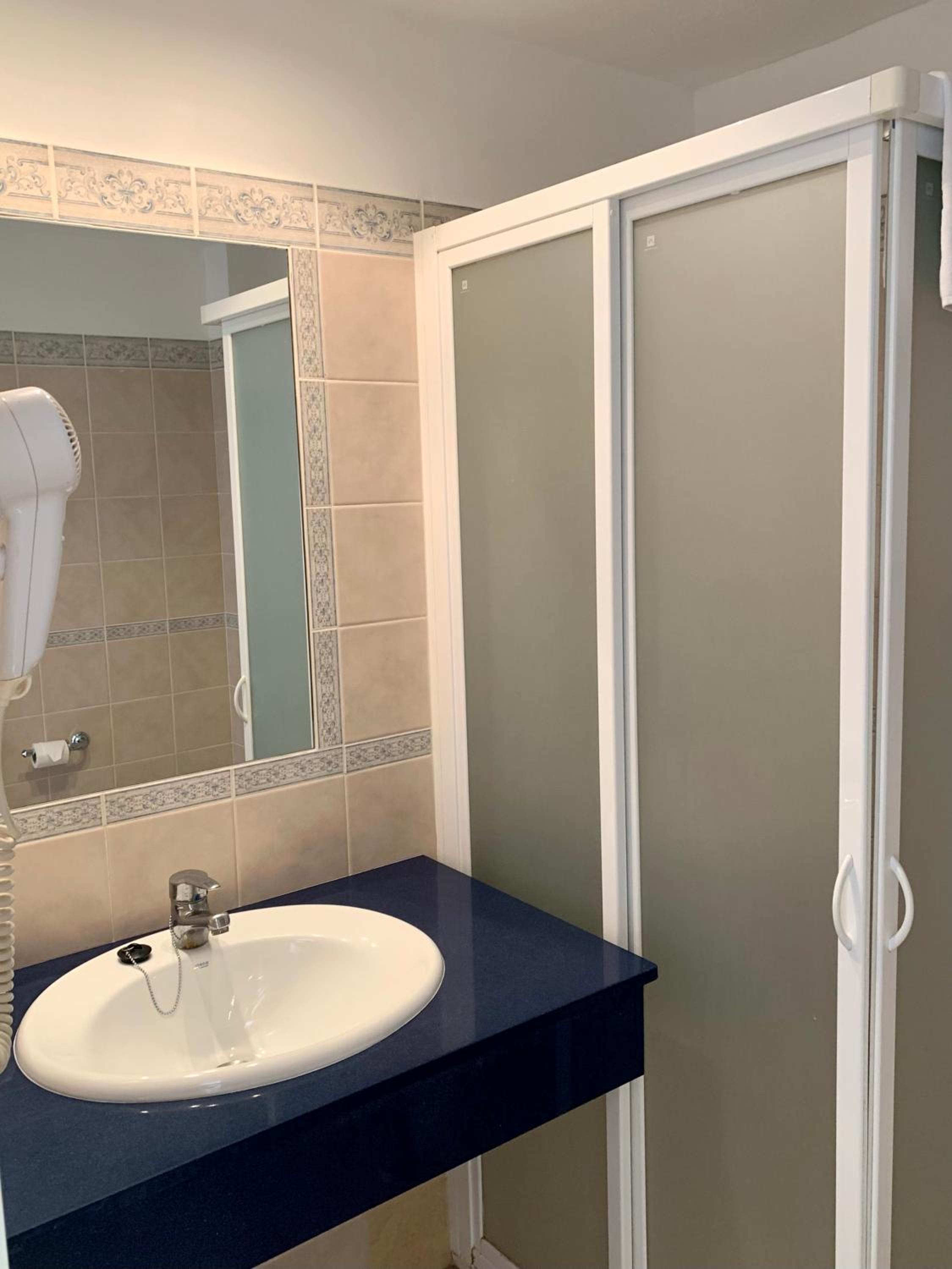 Standard Quadruple Room - Photo 6
