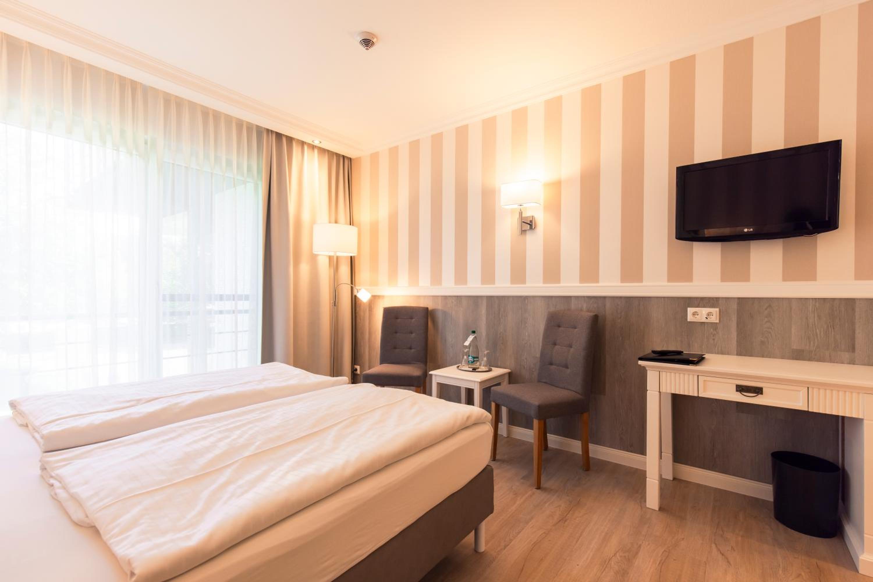 Deluxe Double Room with Garden View - Photo 12