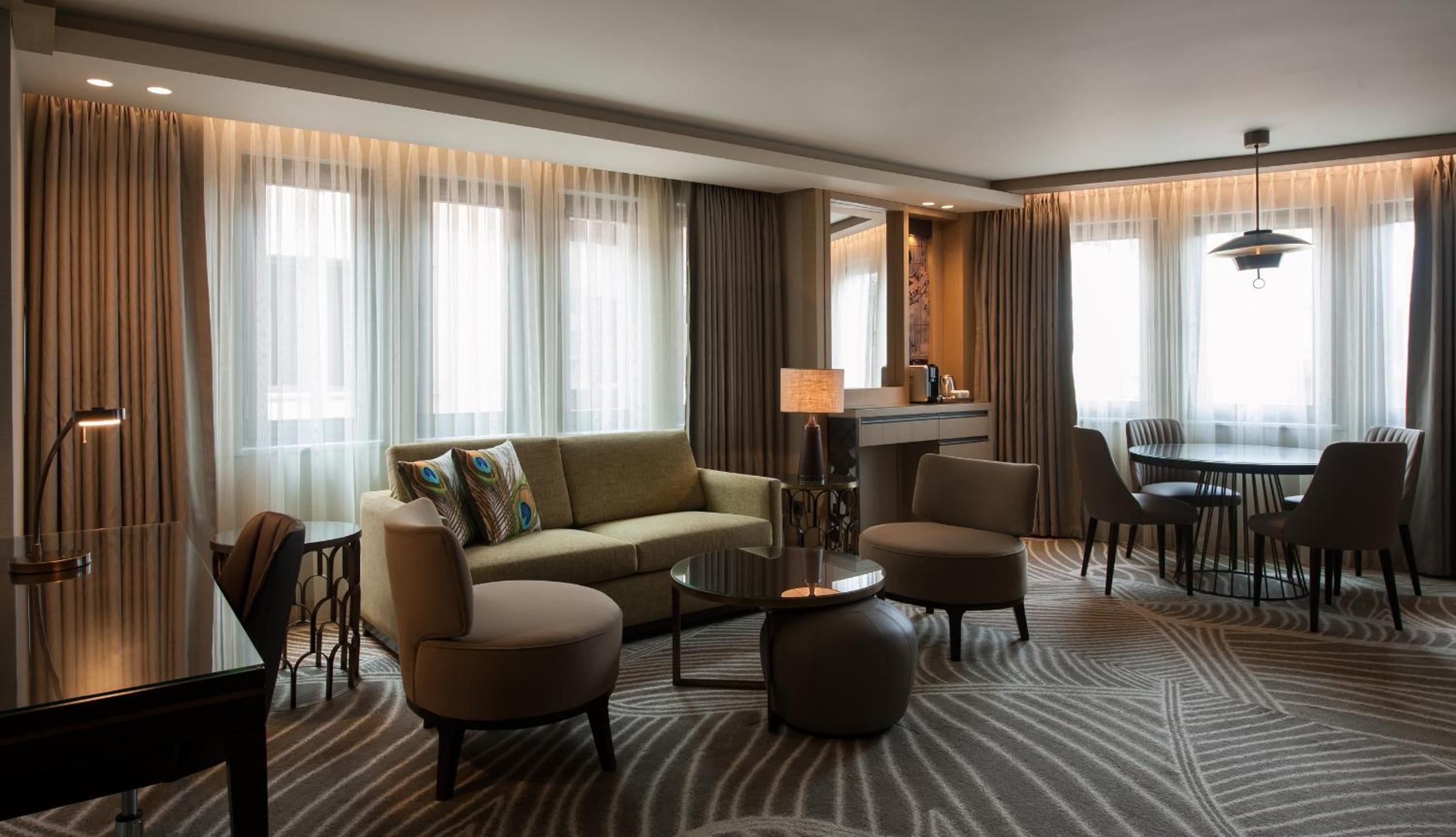 Deluxe One-Bedroom King Suite thumbnail 6