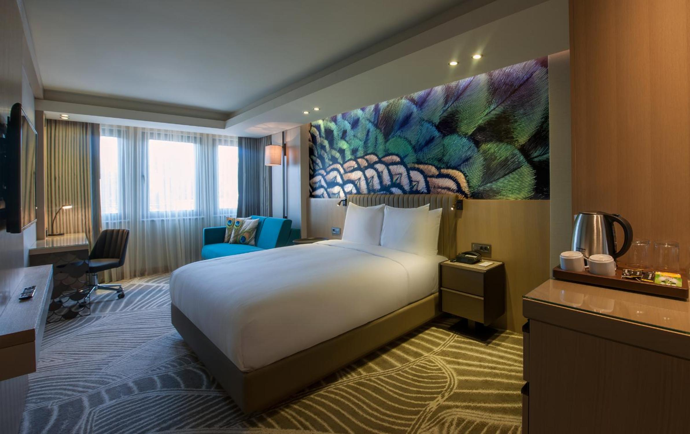 Deluxe King Room thumbnail 5