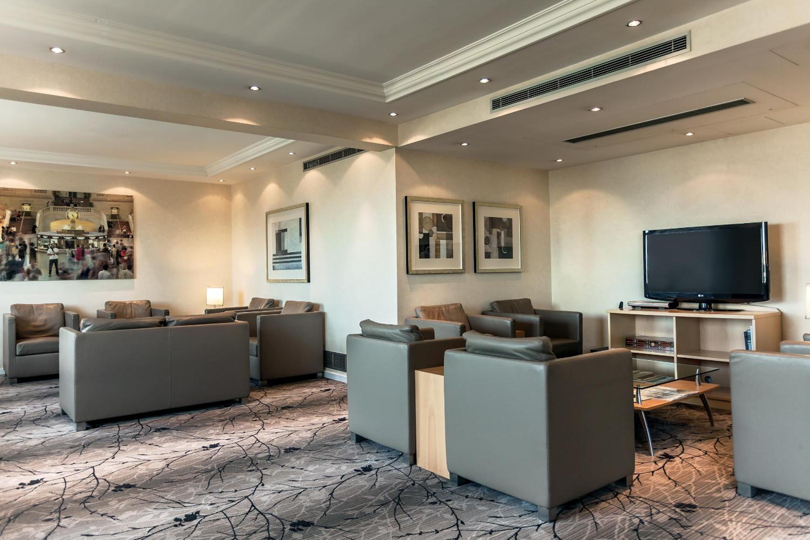 Executive Queen Room thumbnail 5