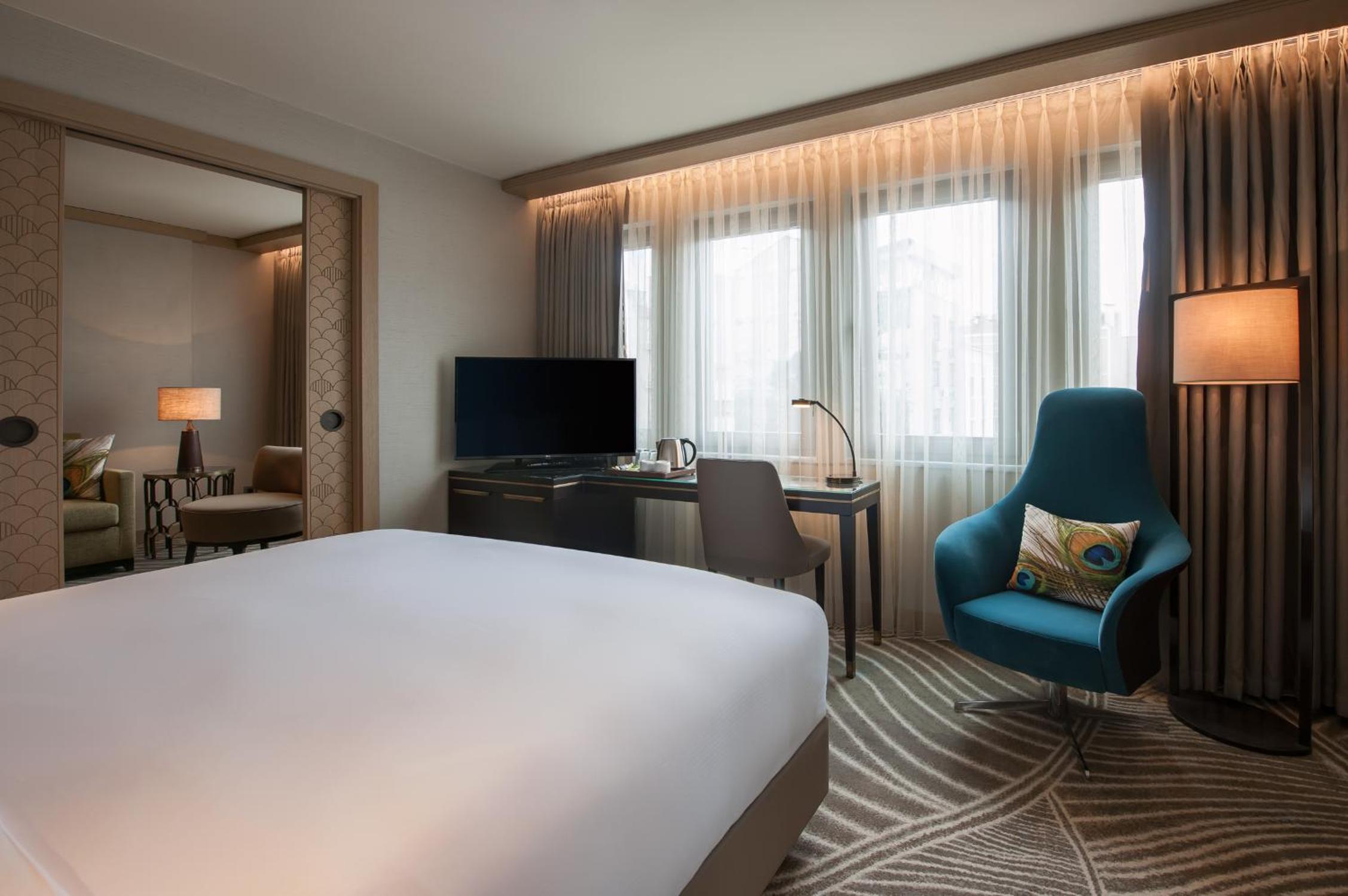One-Bedroom King Suite thumbnail 6