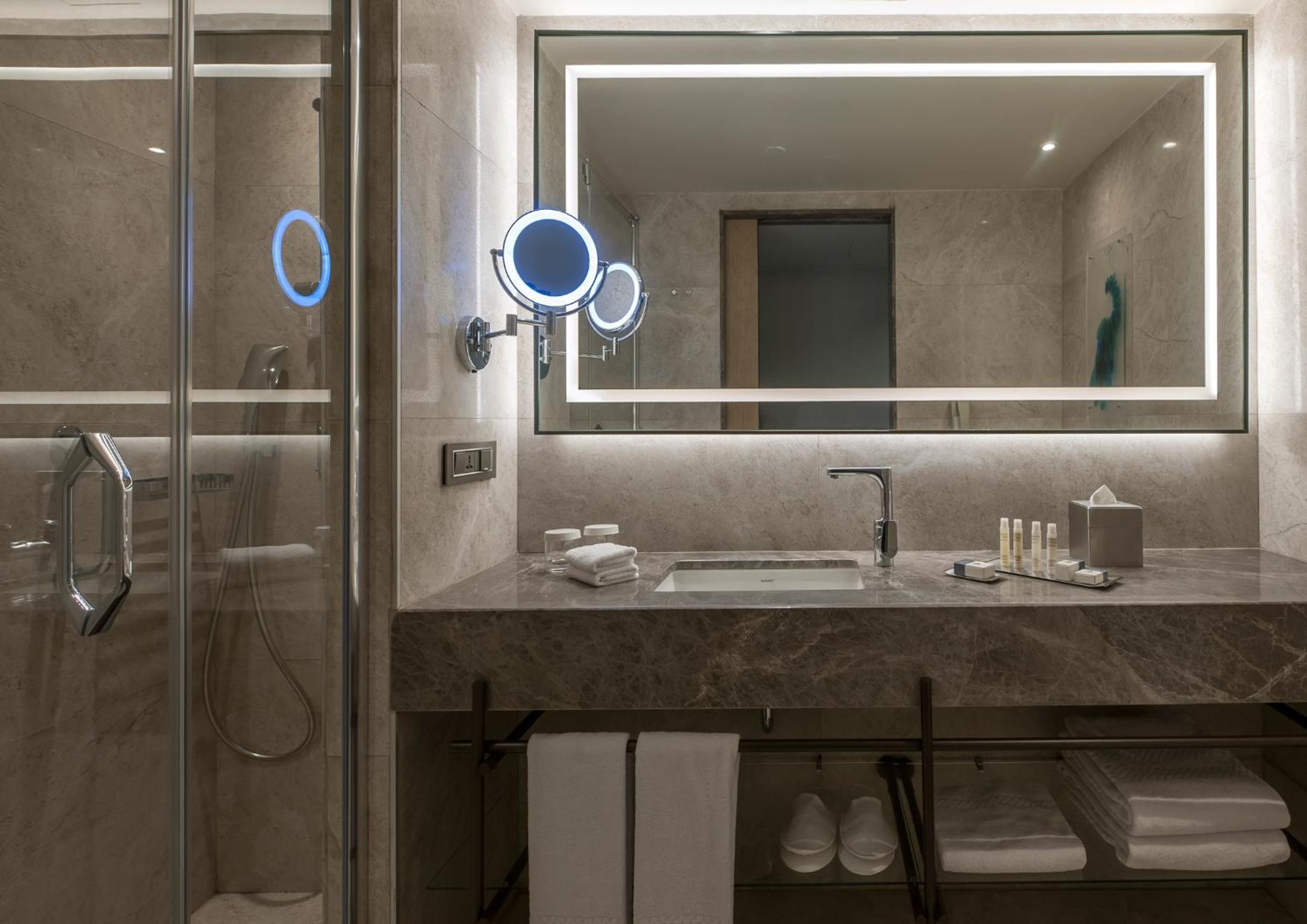 One-Bedroom King Suite thumbnail 6