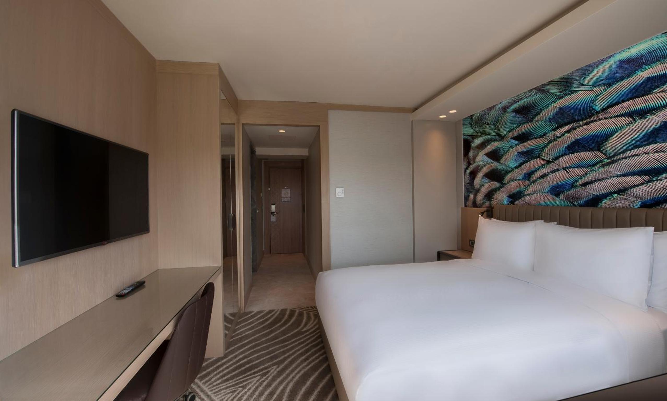 Queen Room with Balcony - Photo 8