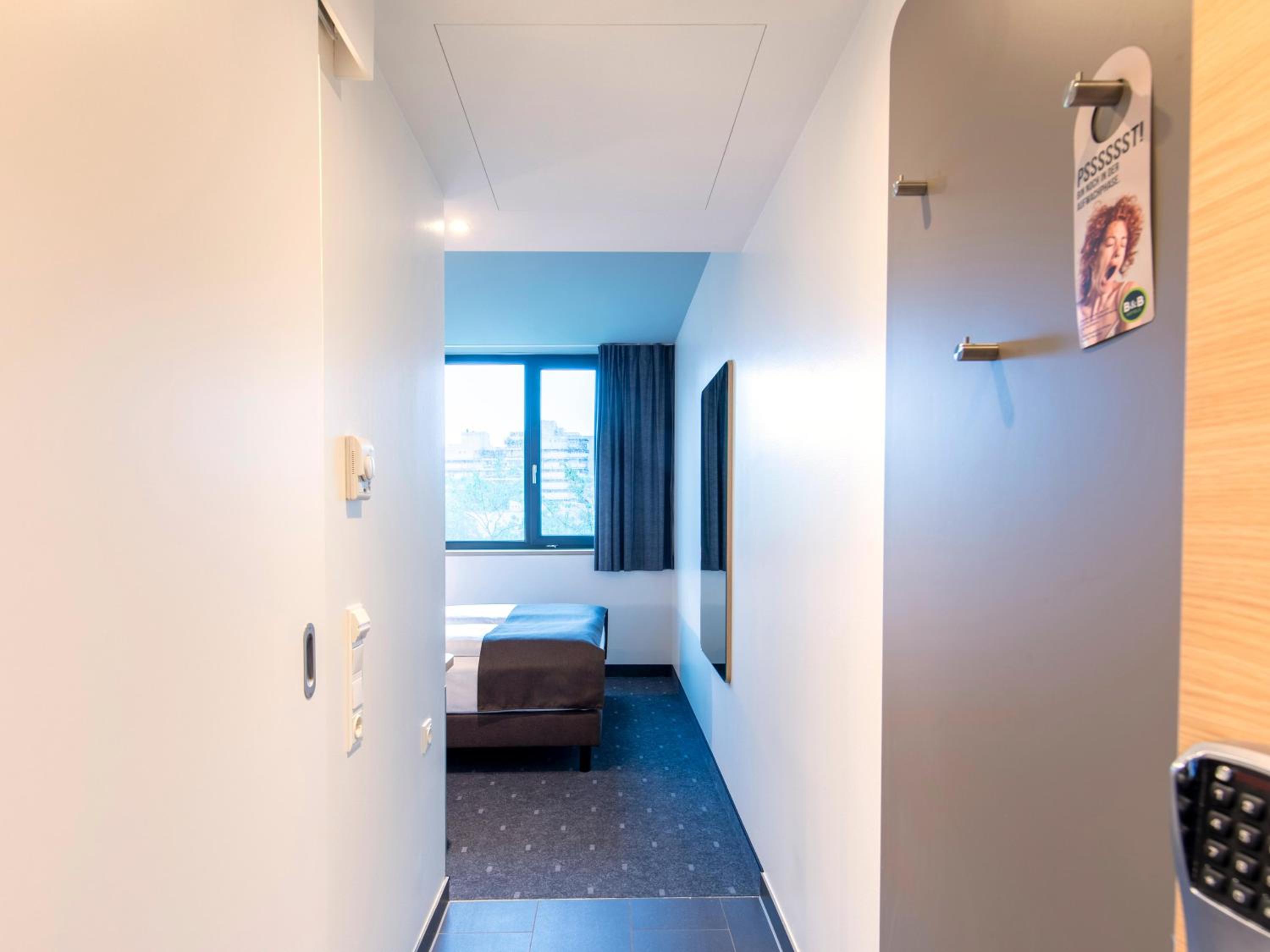 Standard Double Room thumbnail 6