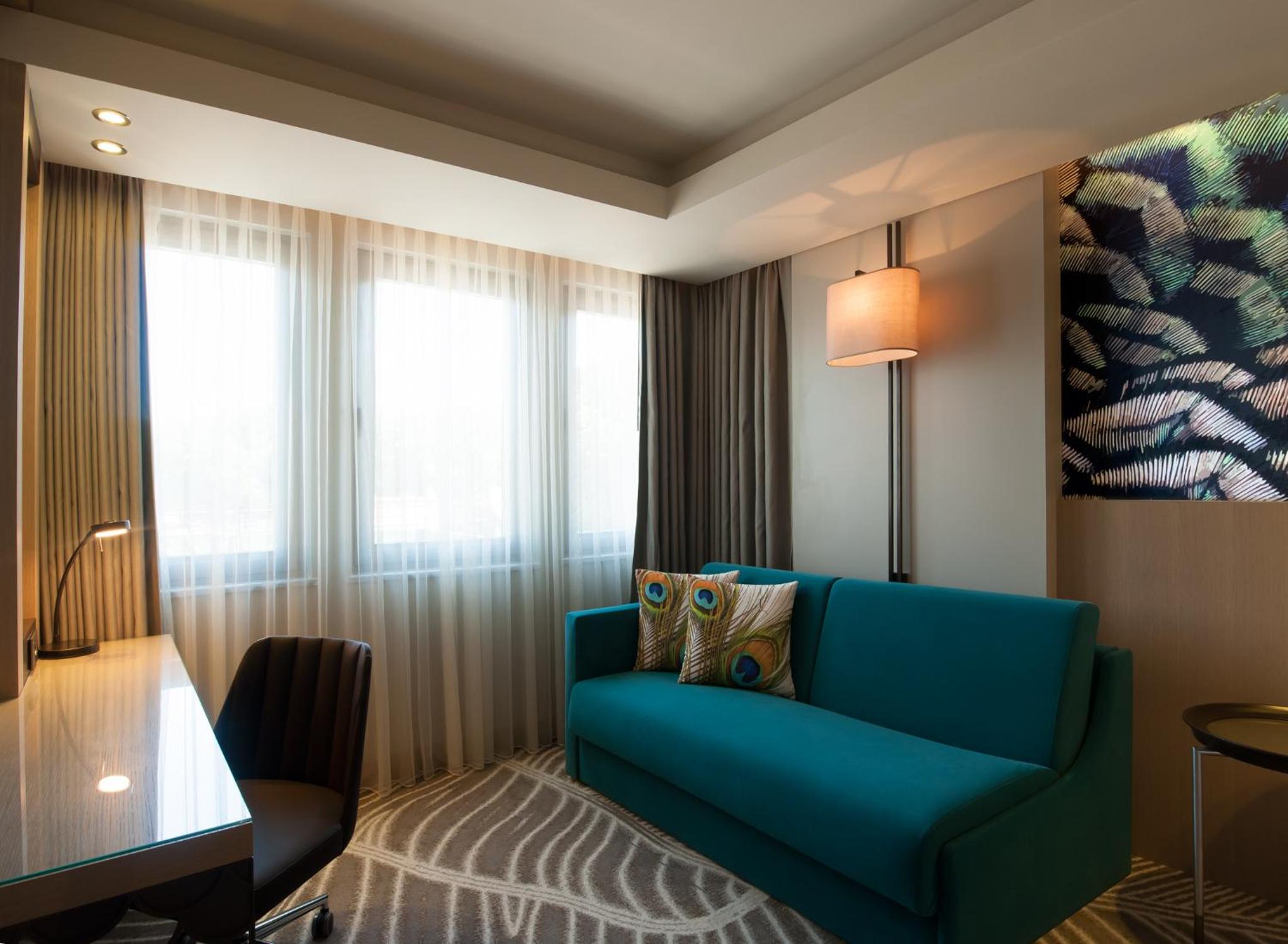 Deluxe Twin Room thumbnail 6