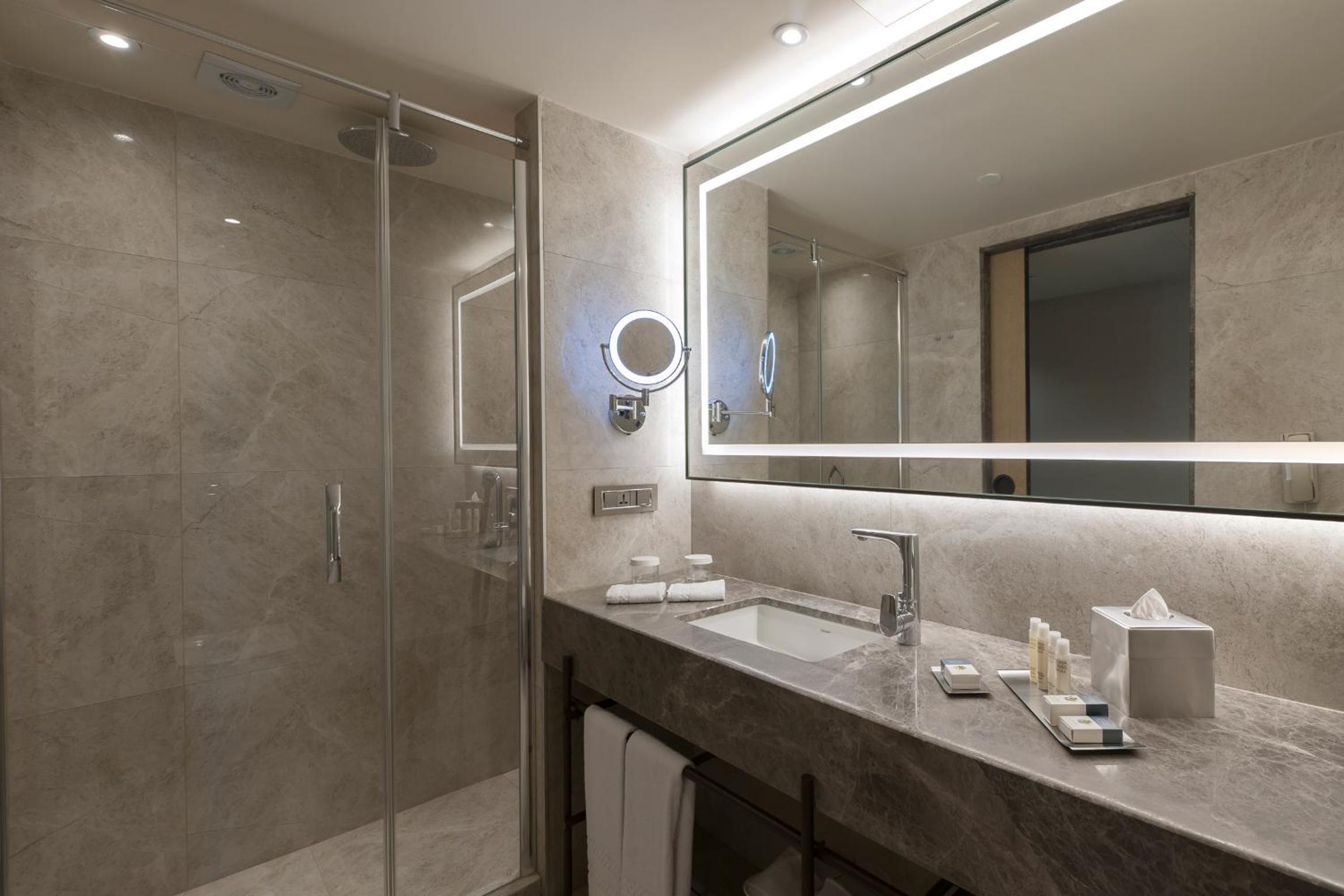 Deluxe Twin Room thumbnail 5