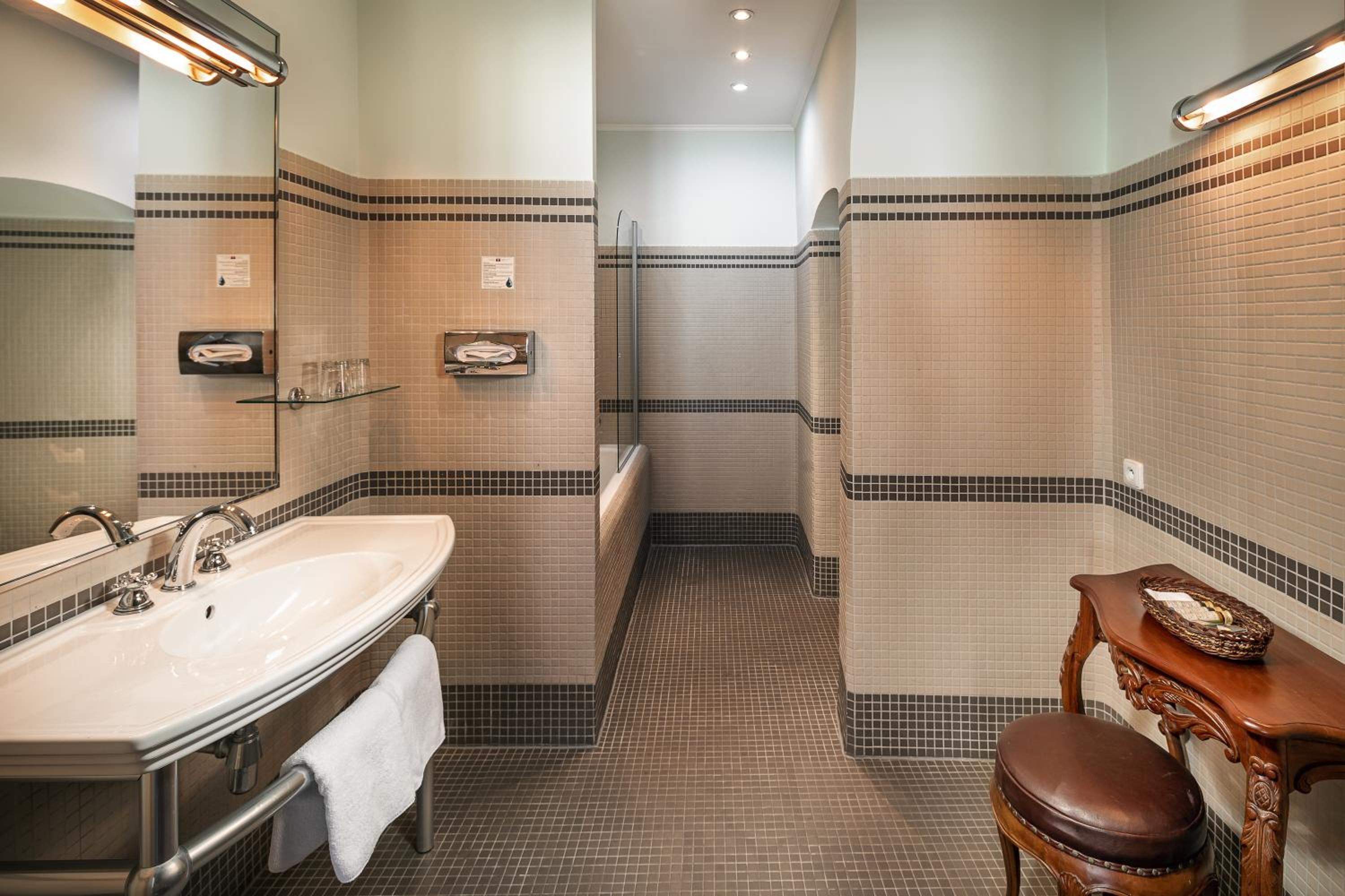 Iron Gate Suite - Photo 10
