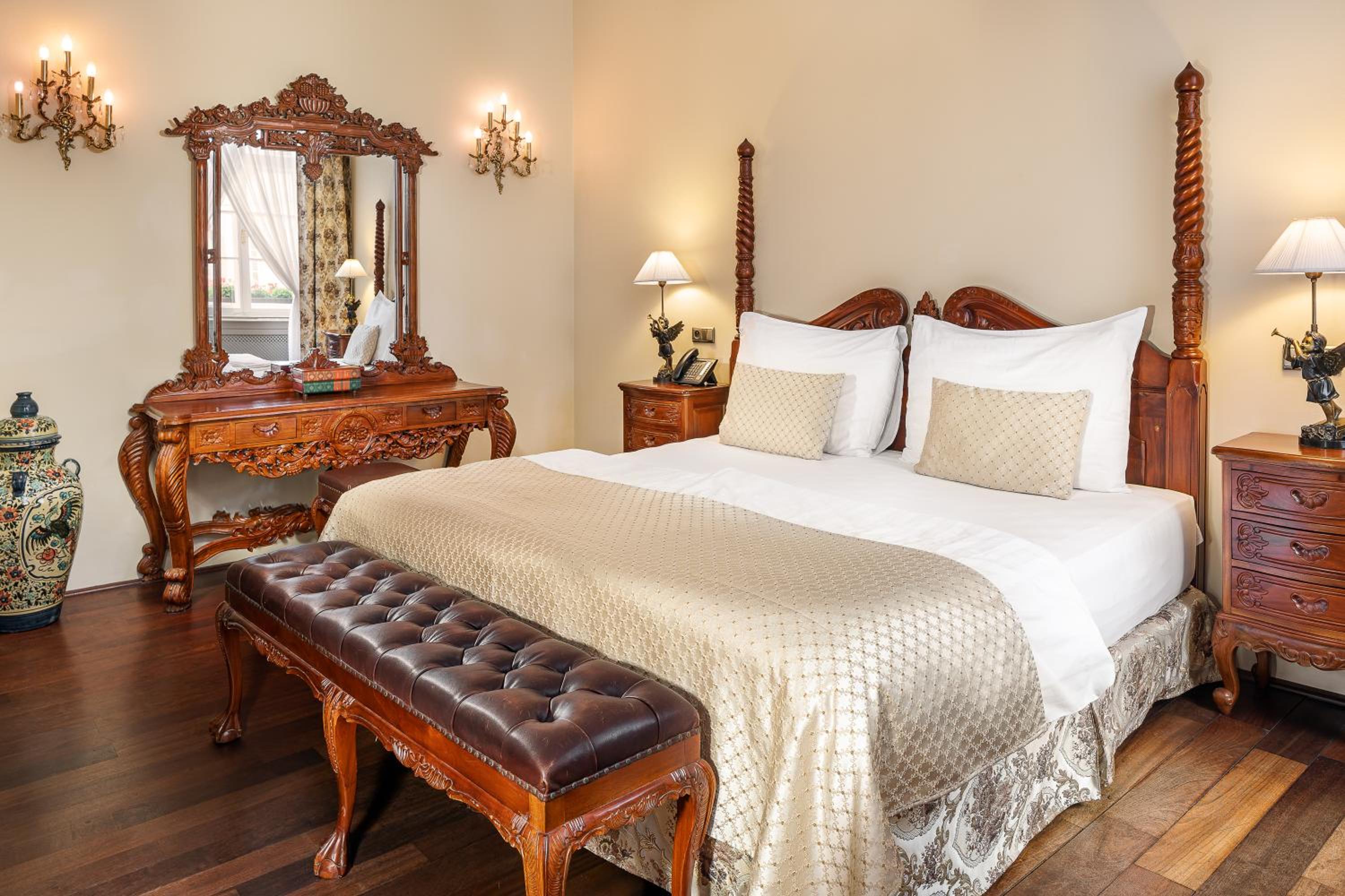 Iron Gate Suite - Photo 6