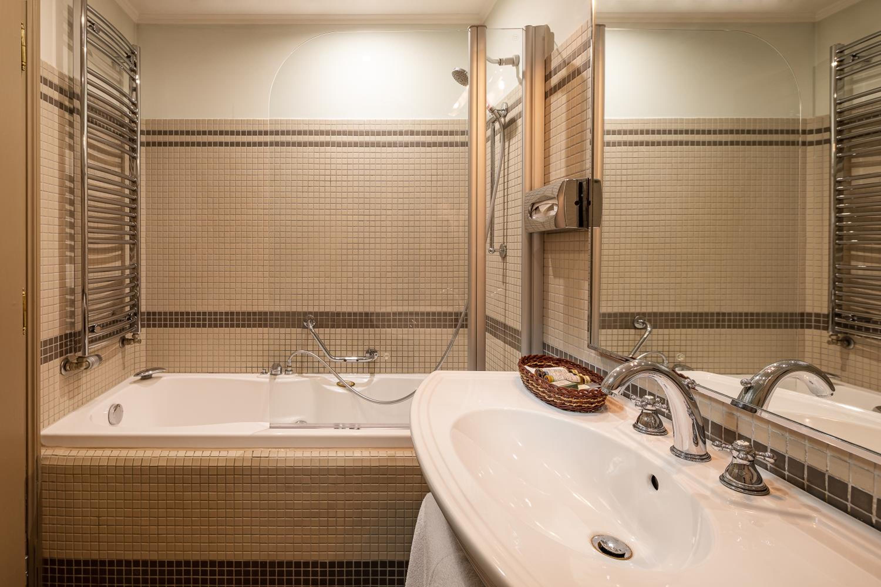 Iron Gate Suite - Photo 11