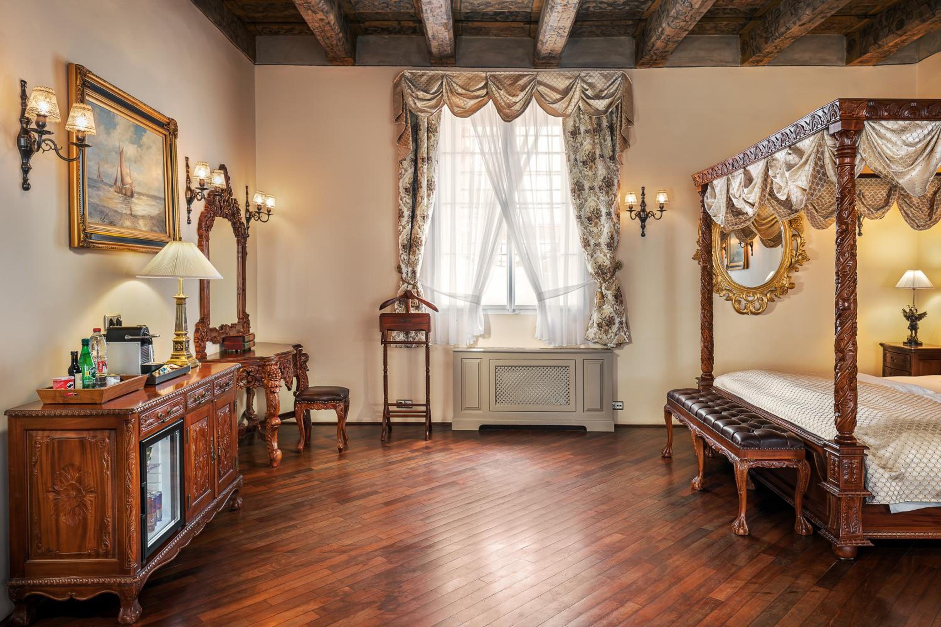 Iron Gate Suite - Photo 9