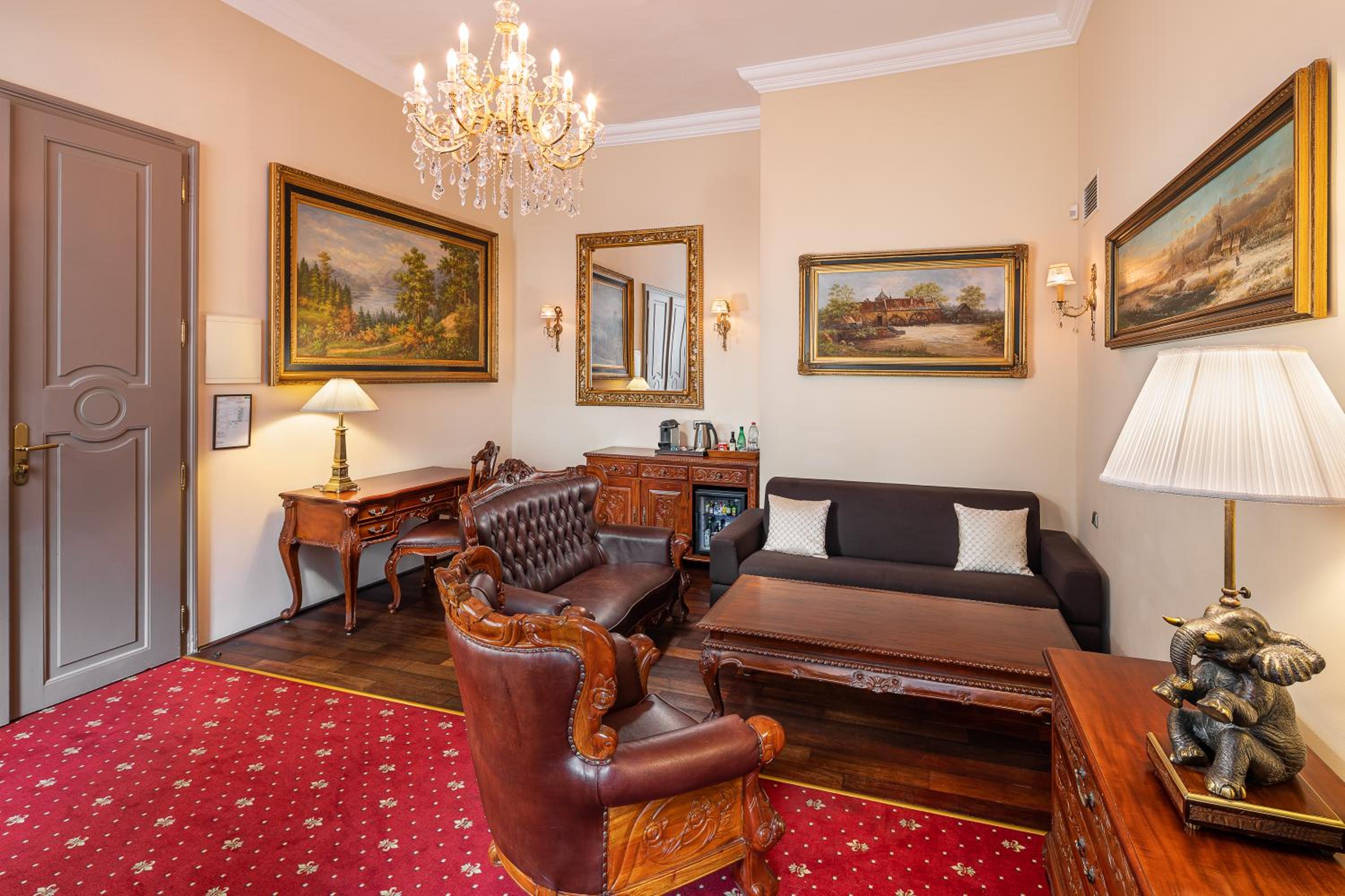 Iron Gate Suite - Photo 7