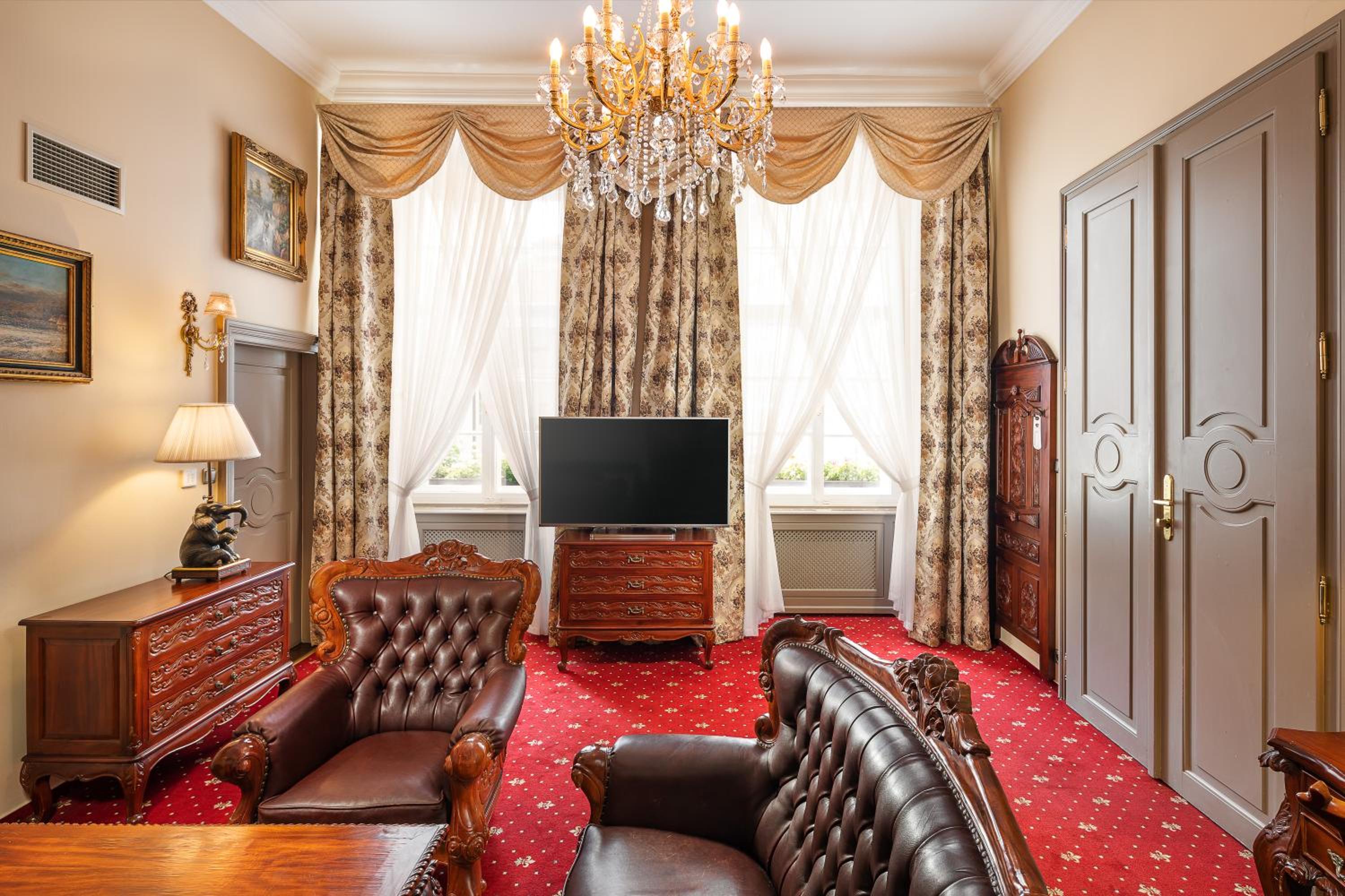 Iron Gate Suite - Photo 2