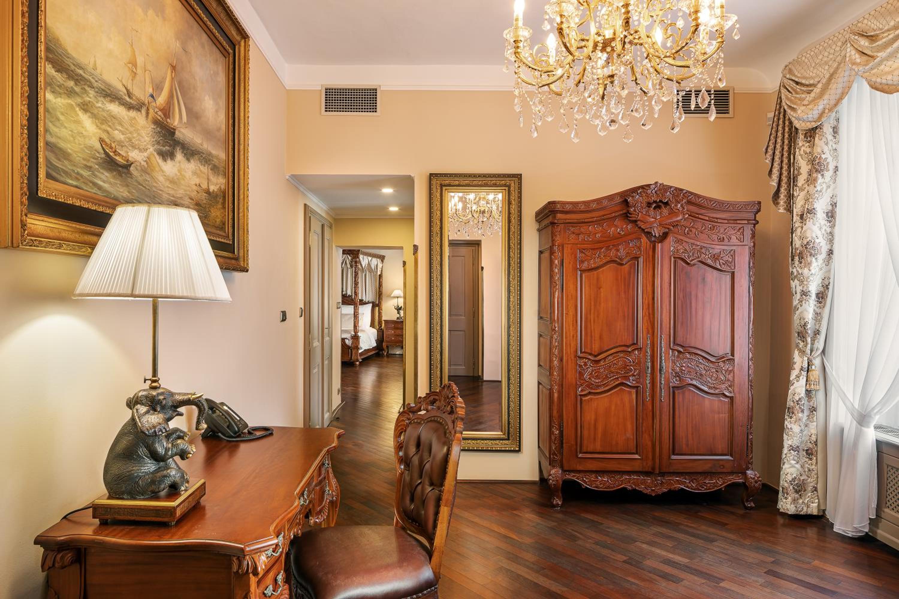 Iron Gate Suite - Photo 8