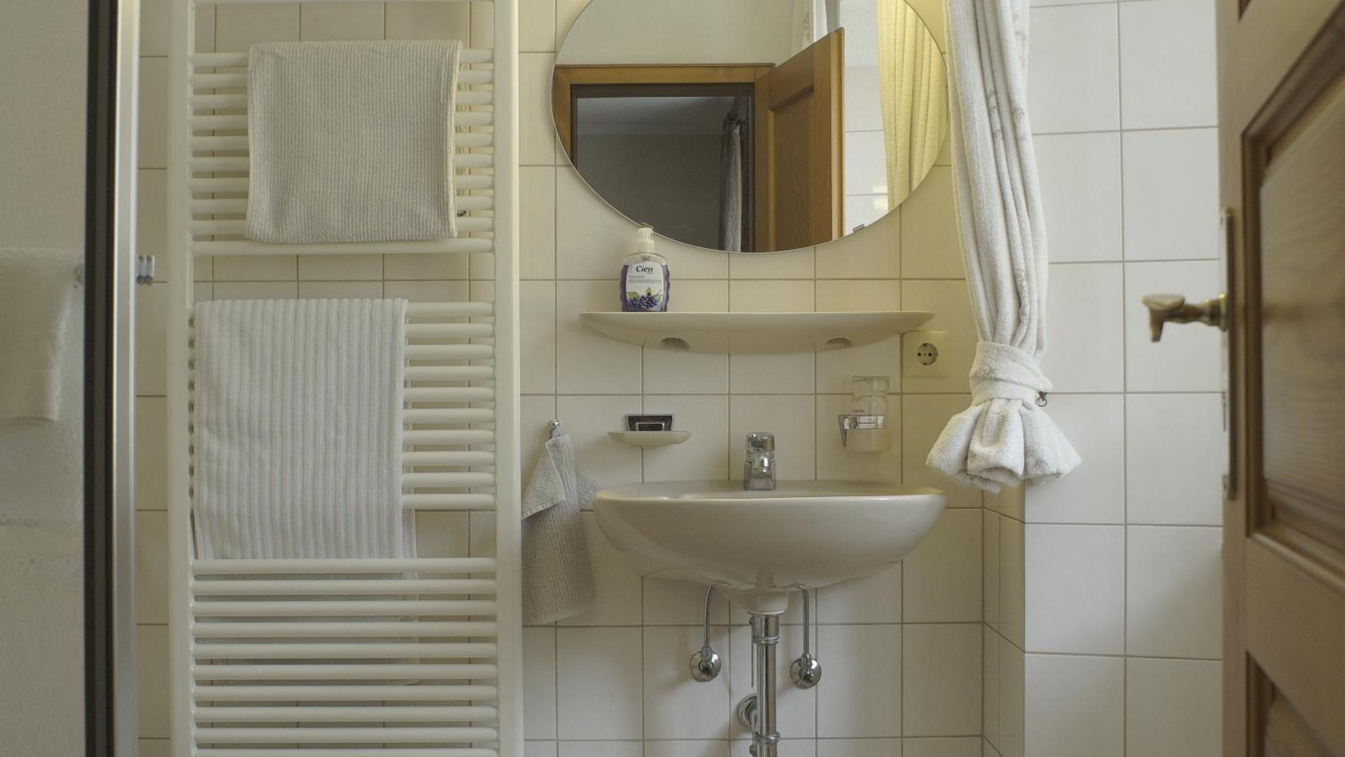 Single Room with Private Bathroom photo 3