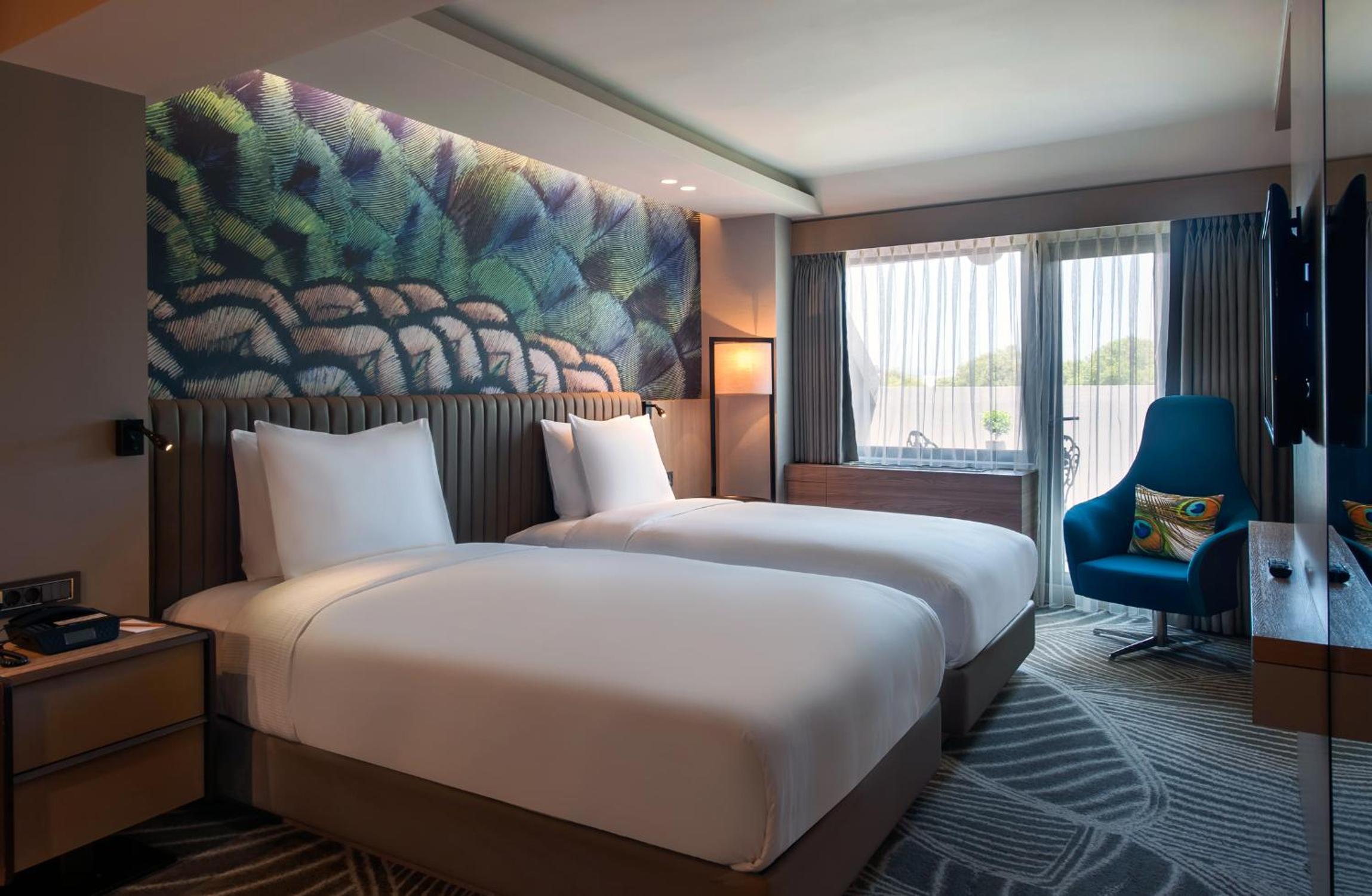 Deluxe Twin Room with Balcony thumbnail 6