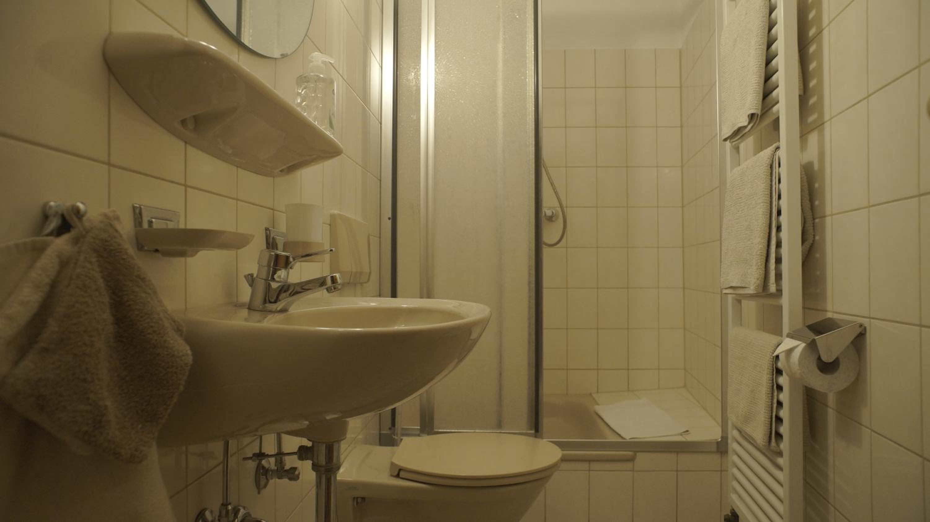 Deluxe Double Room with Shower - Photo 4