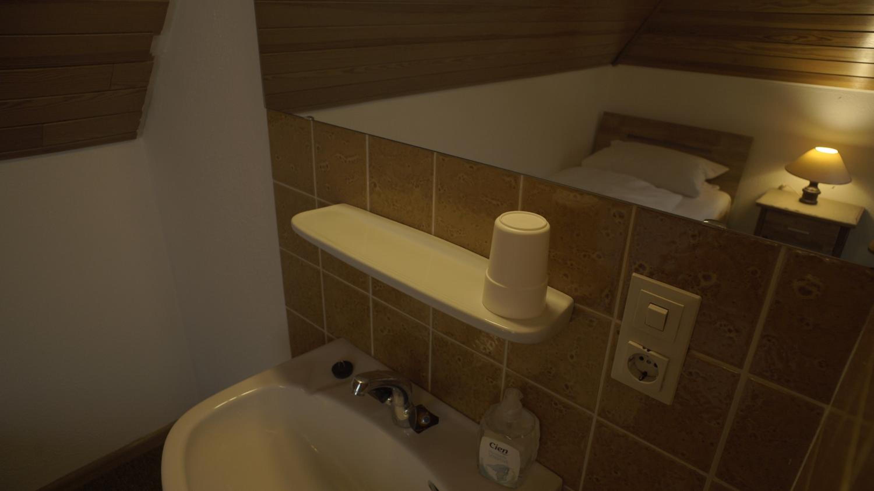 Single Room with Shared Shower and Toilet photo 2