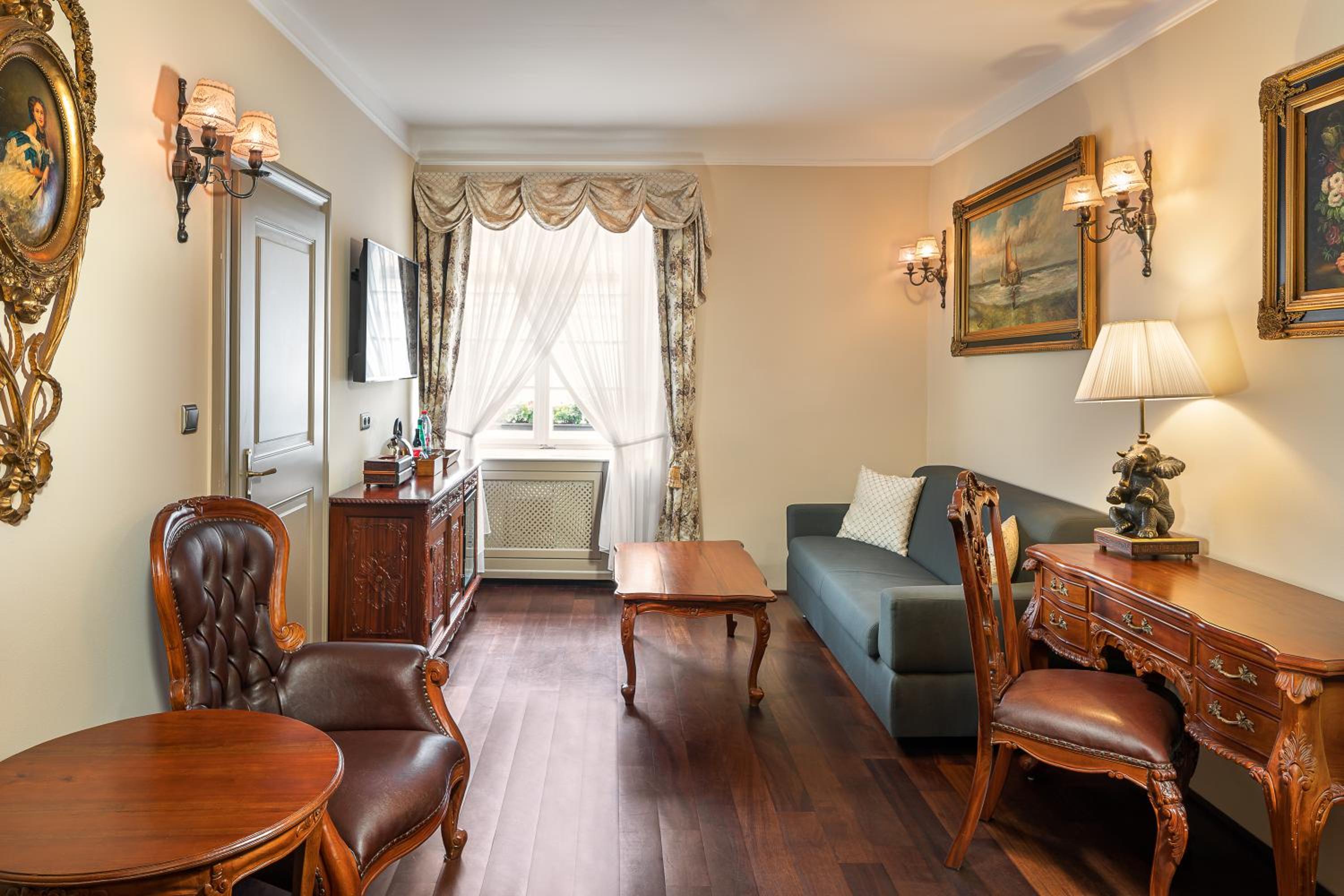 Deluxe Suite - Photo 9