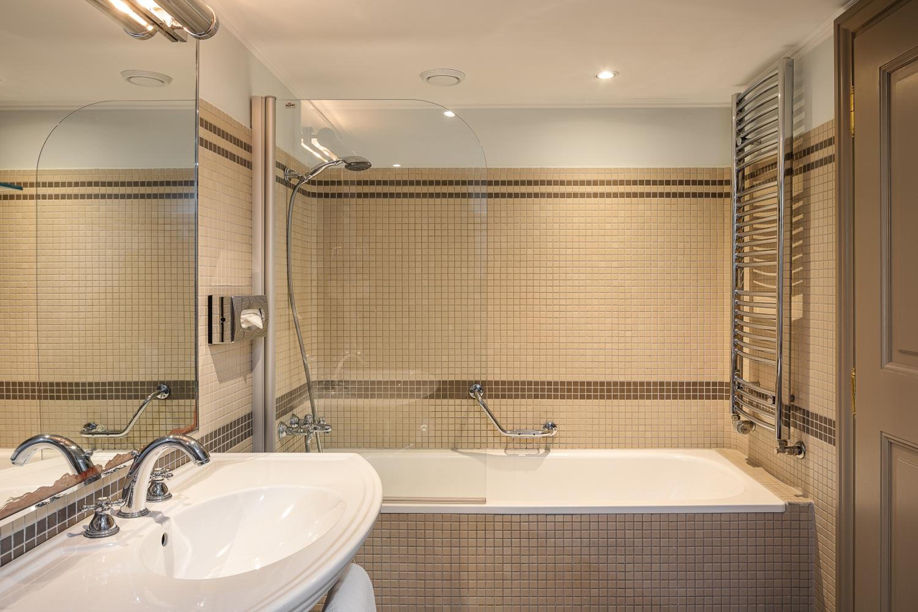 Deluxe Suite - Photo 5