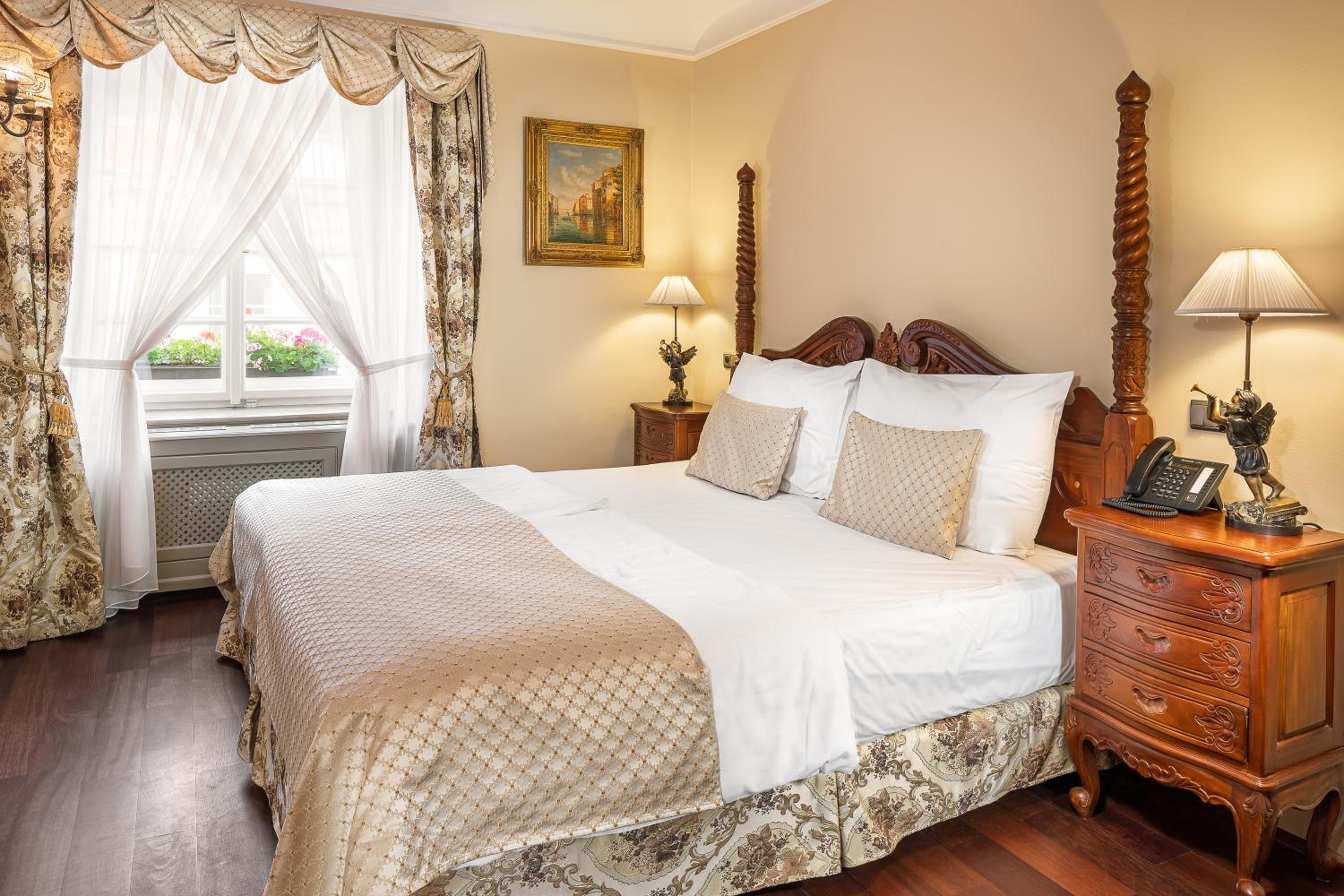 Deluxe Suite