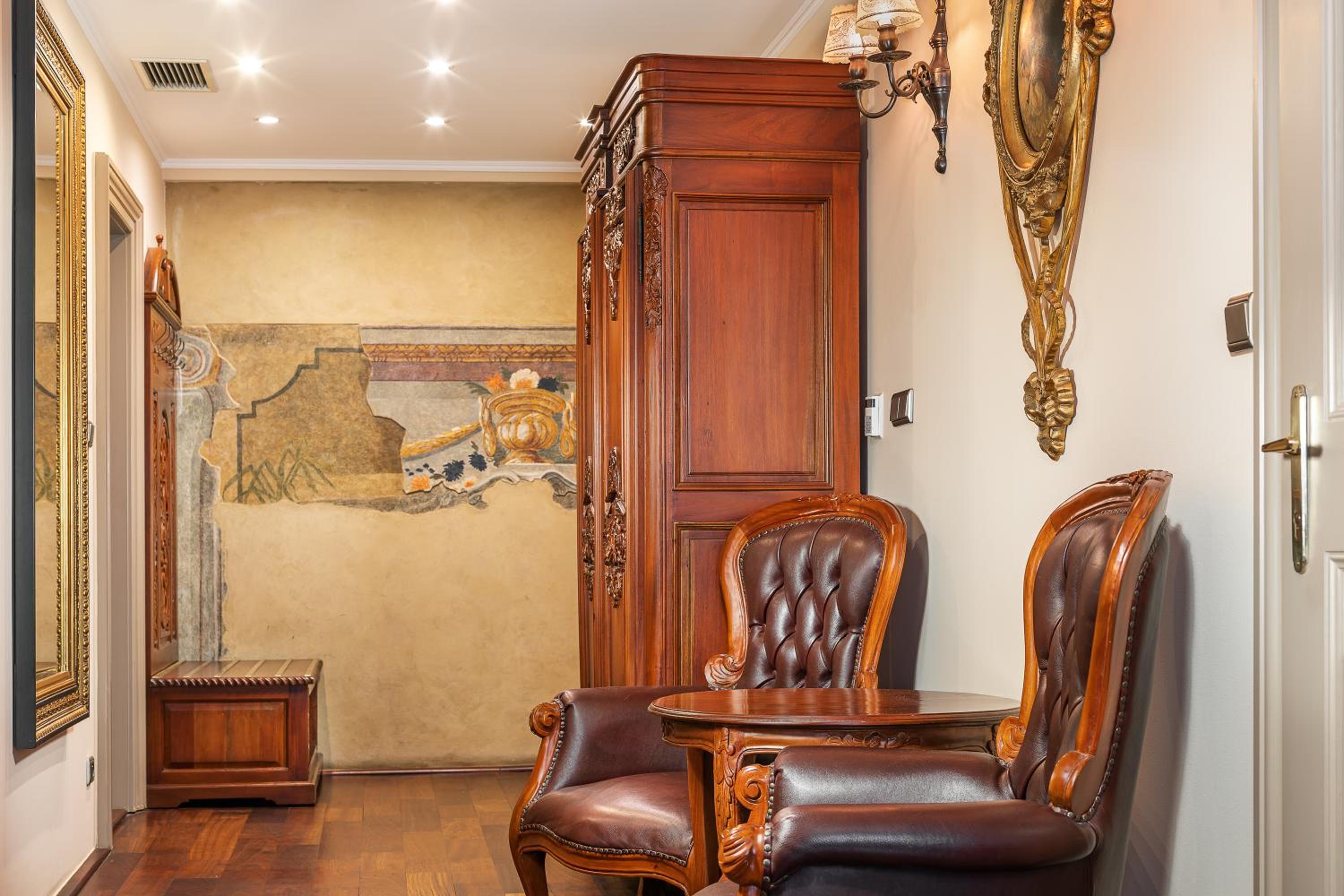 Deluxe Suite - Photo 6