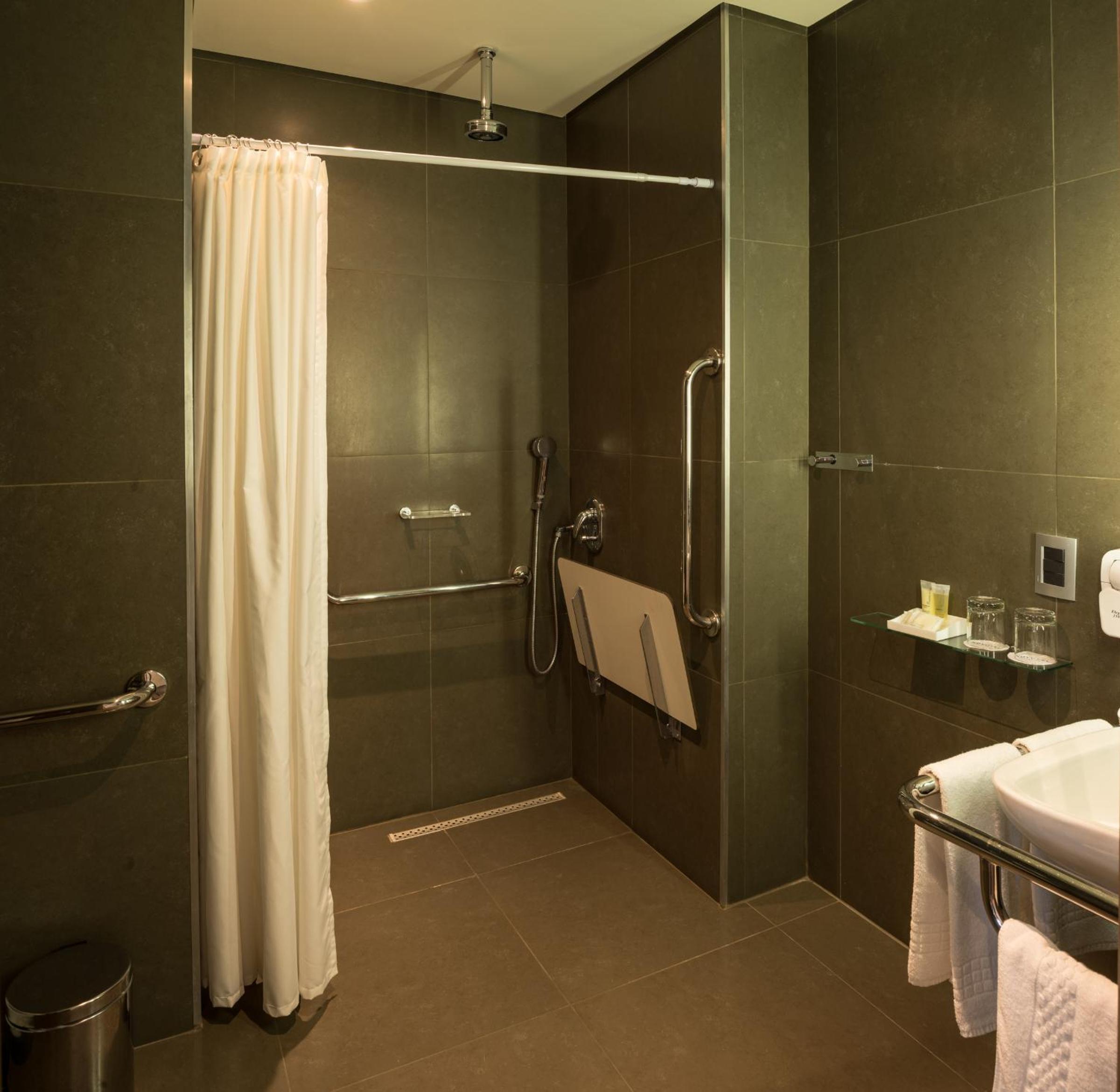 Apartment with One Double Bed - Disability Access photo 3