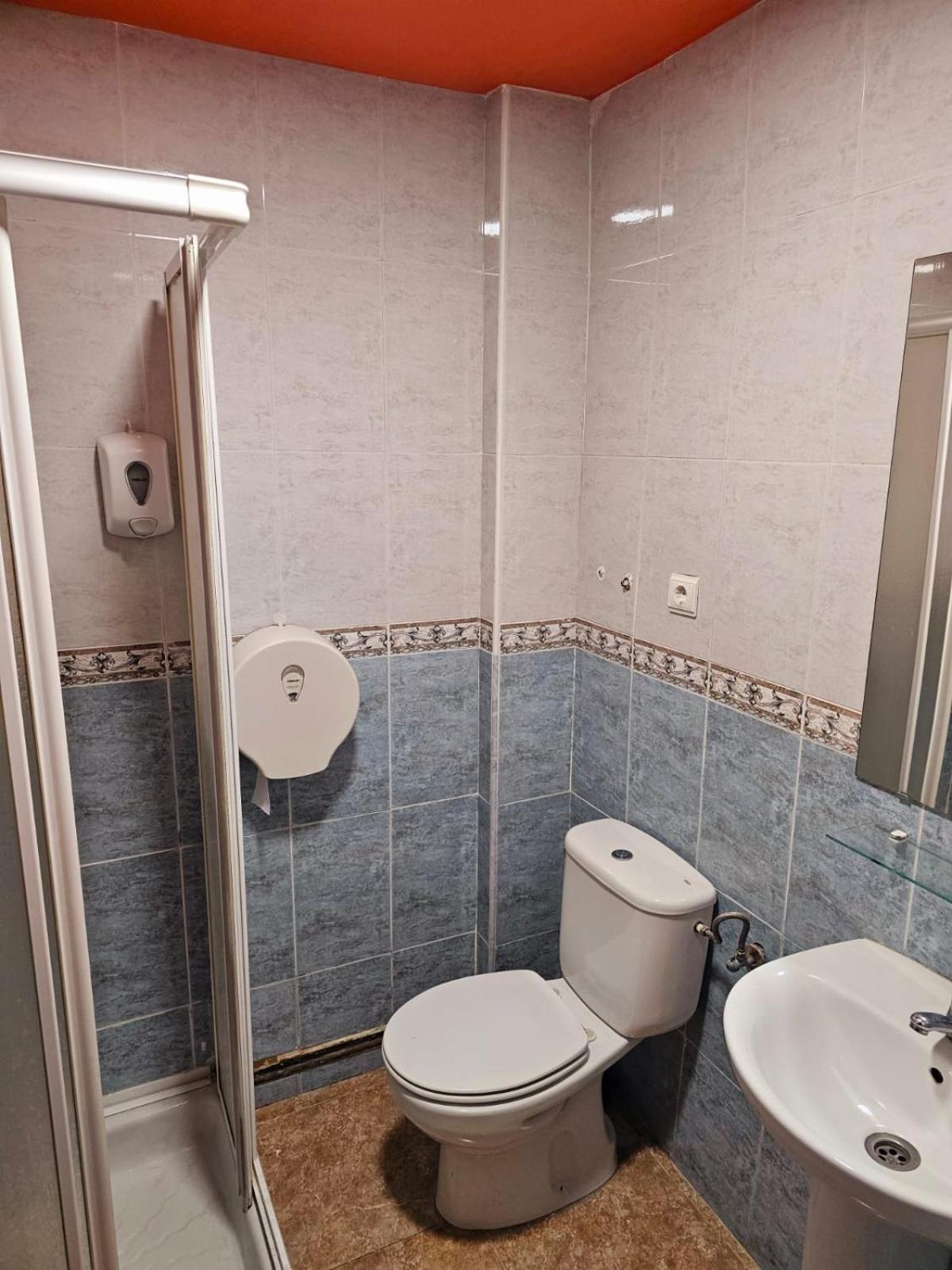 Double Room with Private Bathroom - Photo 2